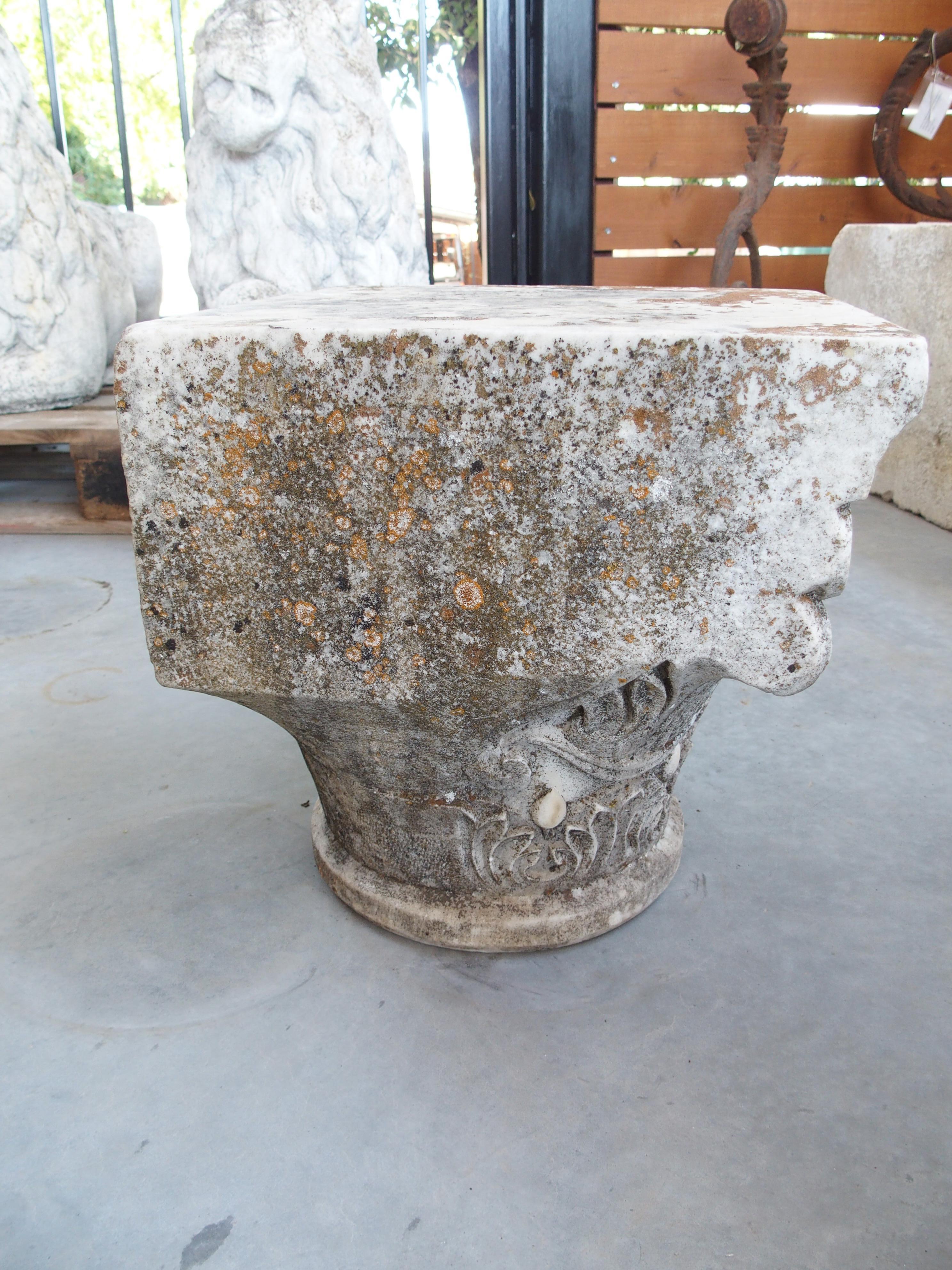 Más información próximamente...

Procedente de Lourmarin (Francia) y fechado en el siglo XIX, este capitel de columna de mármol tiene motivos tallados a mano en dos caras, lo que indica que originalmente era una esquina arquitectónica.  El mármol de