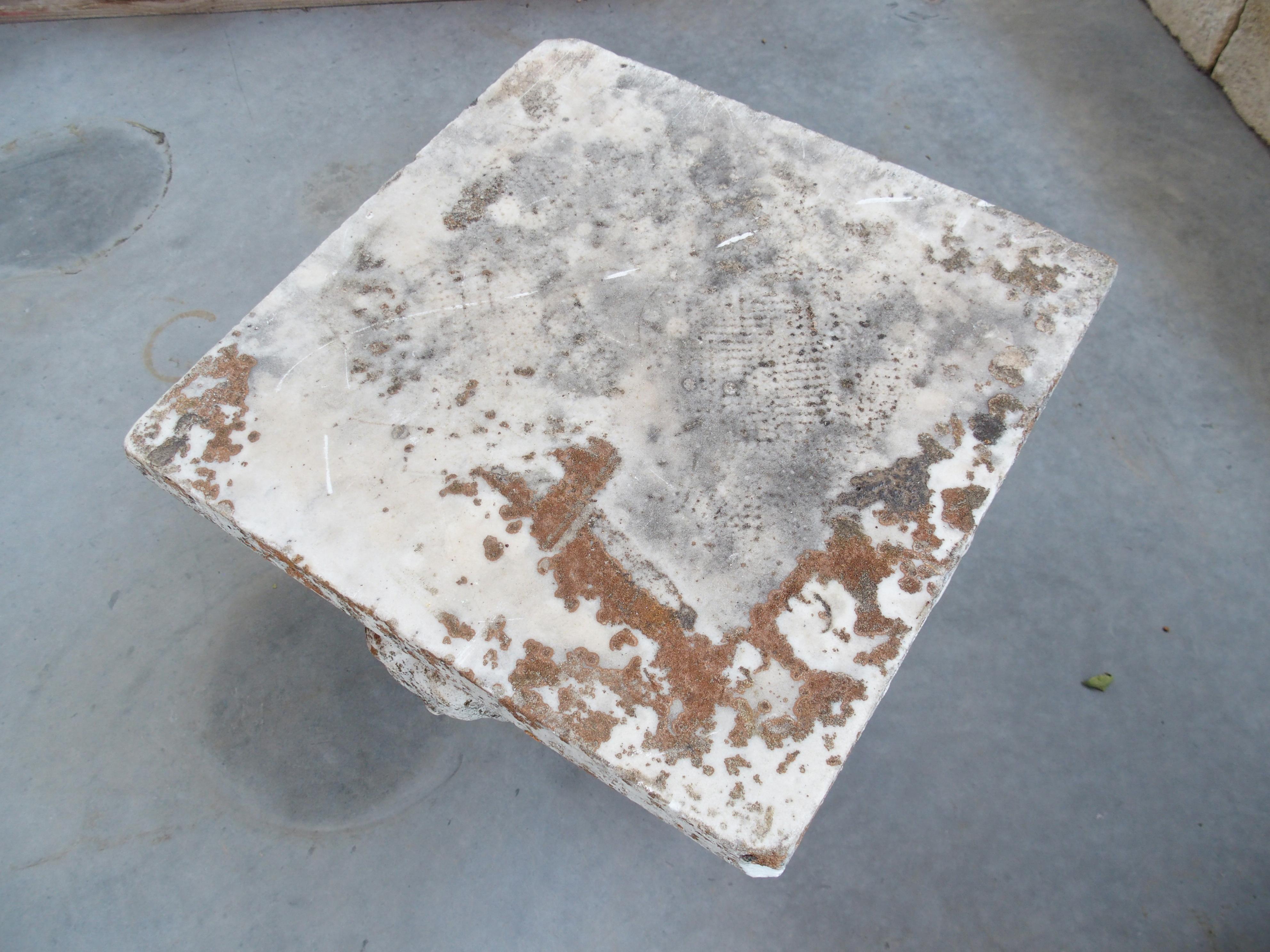 Antiguo Capitel de Columna de Mármol de Lourmarin, Francia, Siglo XIX Tallado a mano en venta