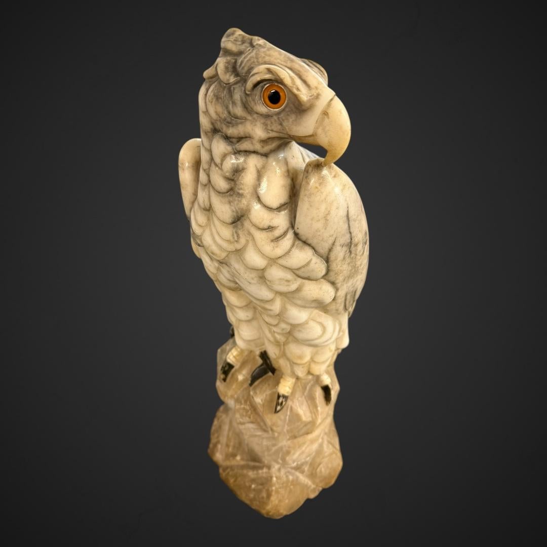 Un'impressionante scultura in marmo del XIX secolo raffigurante un'aquila, scolpita in marmo di Carrara (bianco) dalle bellissime venature grigie e nere, un marmo italiano pregiato noto per la sua qualità e il suo contrasto naturale. Le piume sono