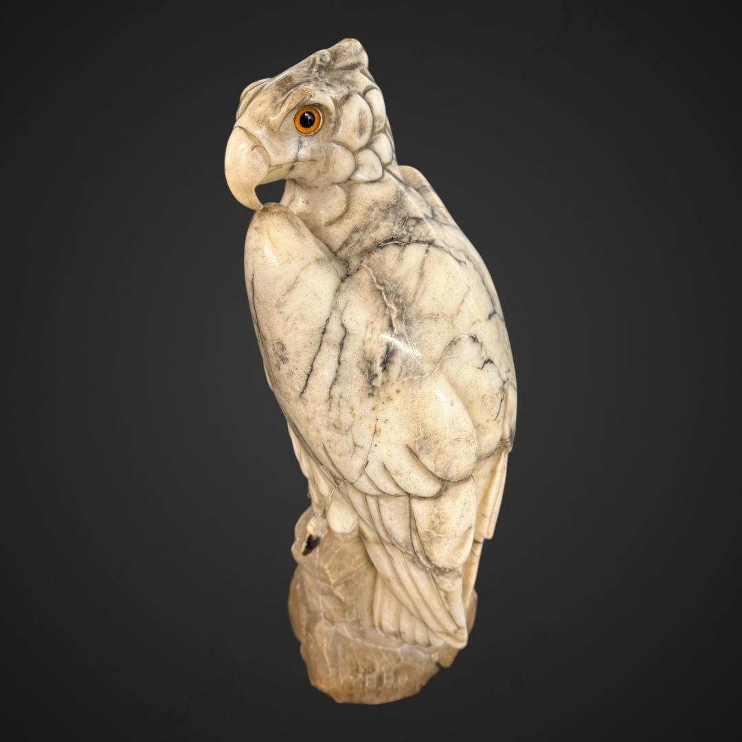 Intagliato a mano Statua antica di aquila in marmo venato di Carrara, XIX secolo in vendita