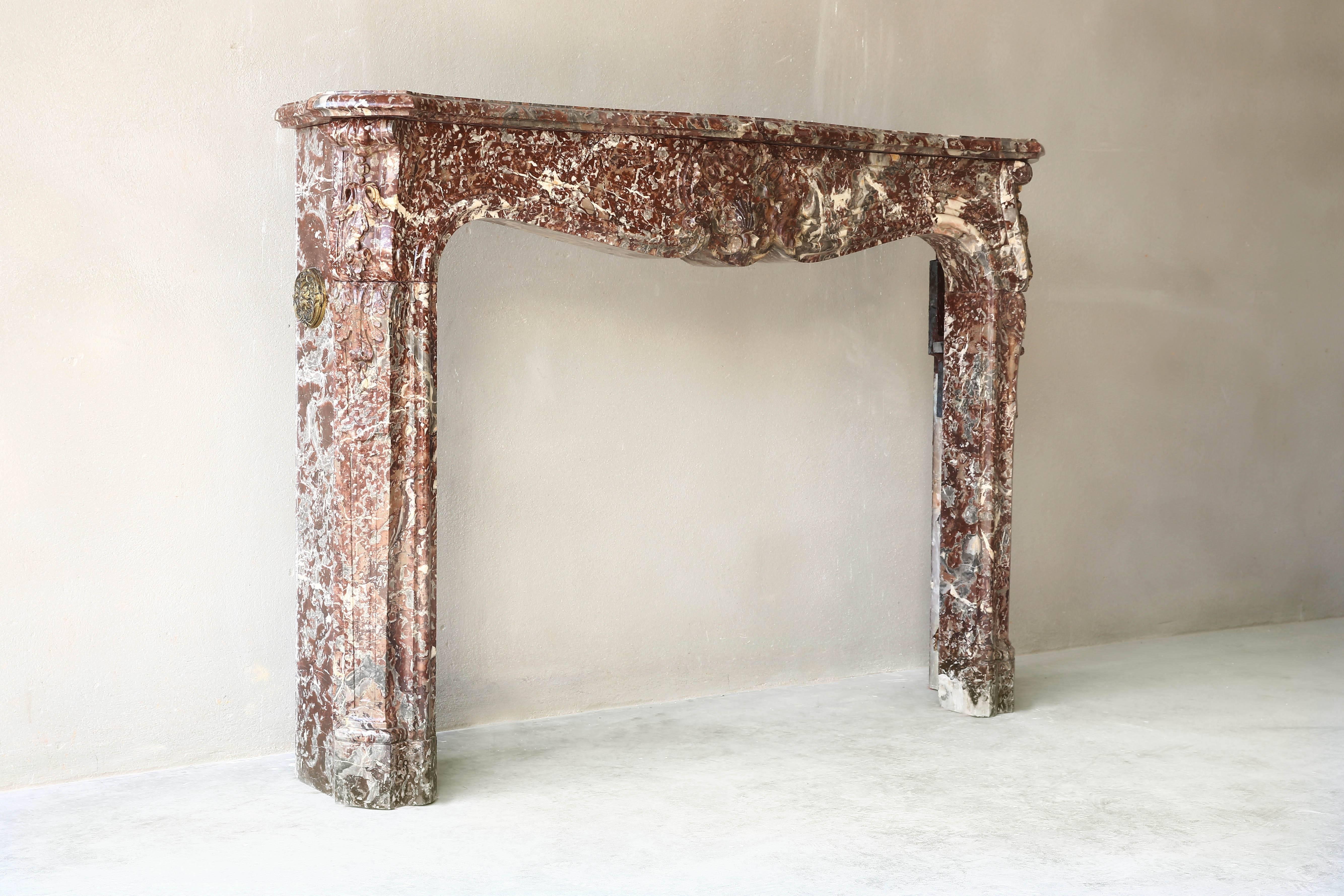 Title: 18th Century Louis XV Marble de St Remy Fireplace

Step back in time with our exquisite 18th-century Louis XV Marble de St Remy fireplace, a true masterpiece of craftsmanship and elegance. This antique fireplace captures the essence of the
