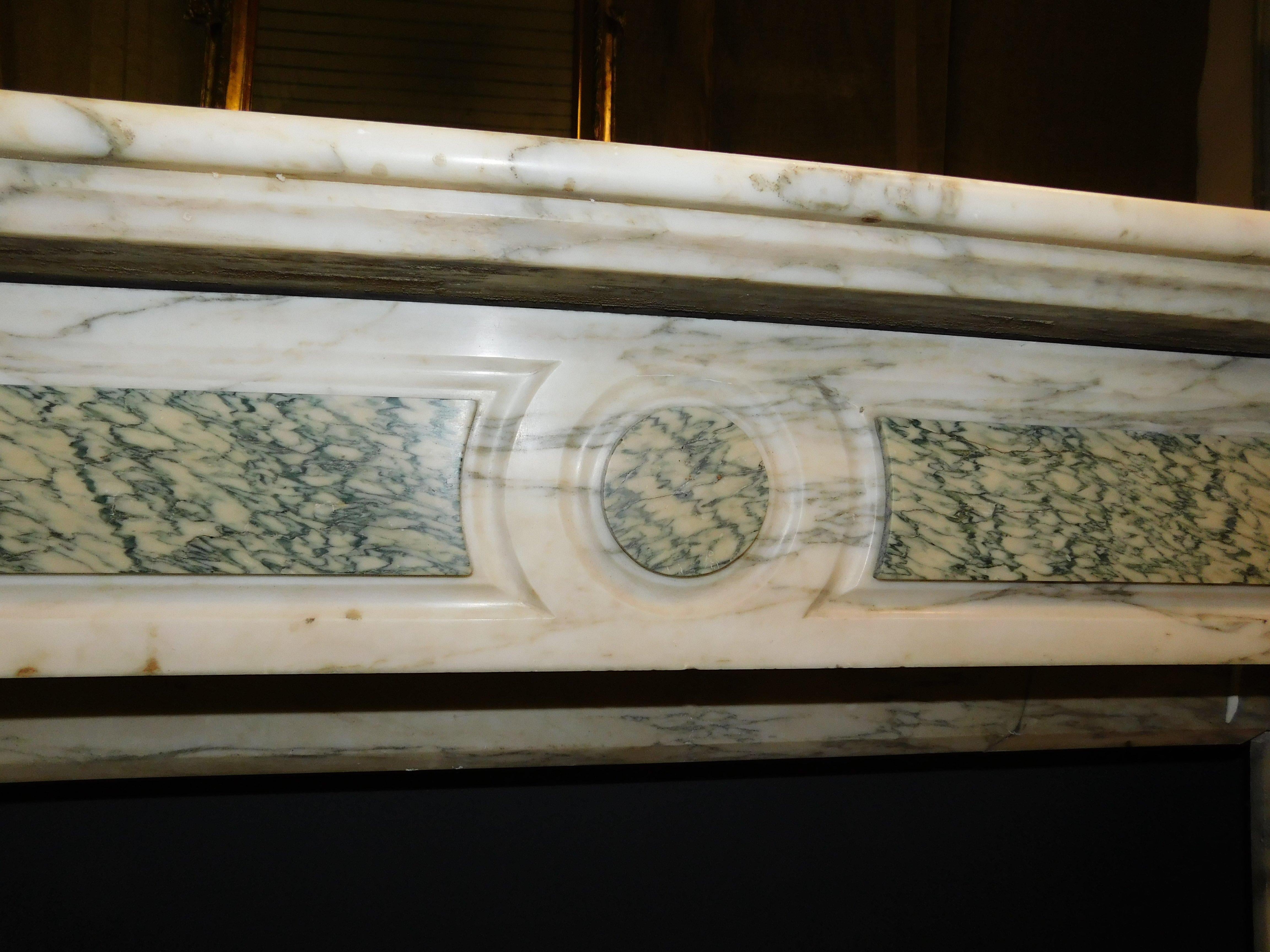 Fireplace mantle in White and green marble, carved column, France In Good Condition For Sale In Cuneo, Italy (CN)
