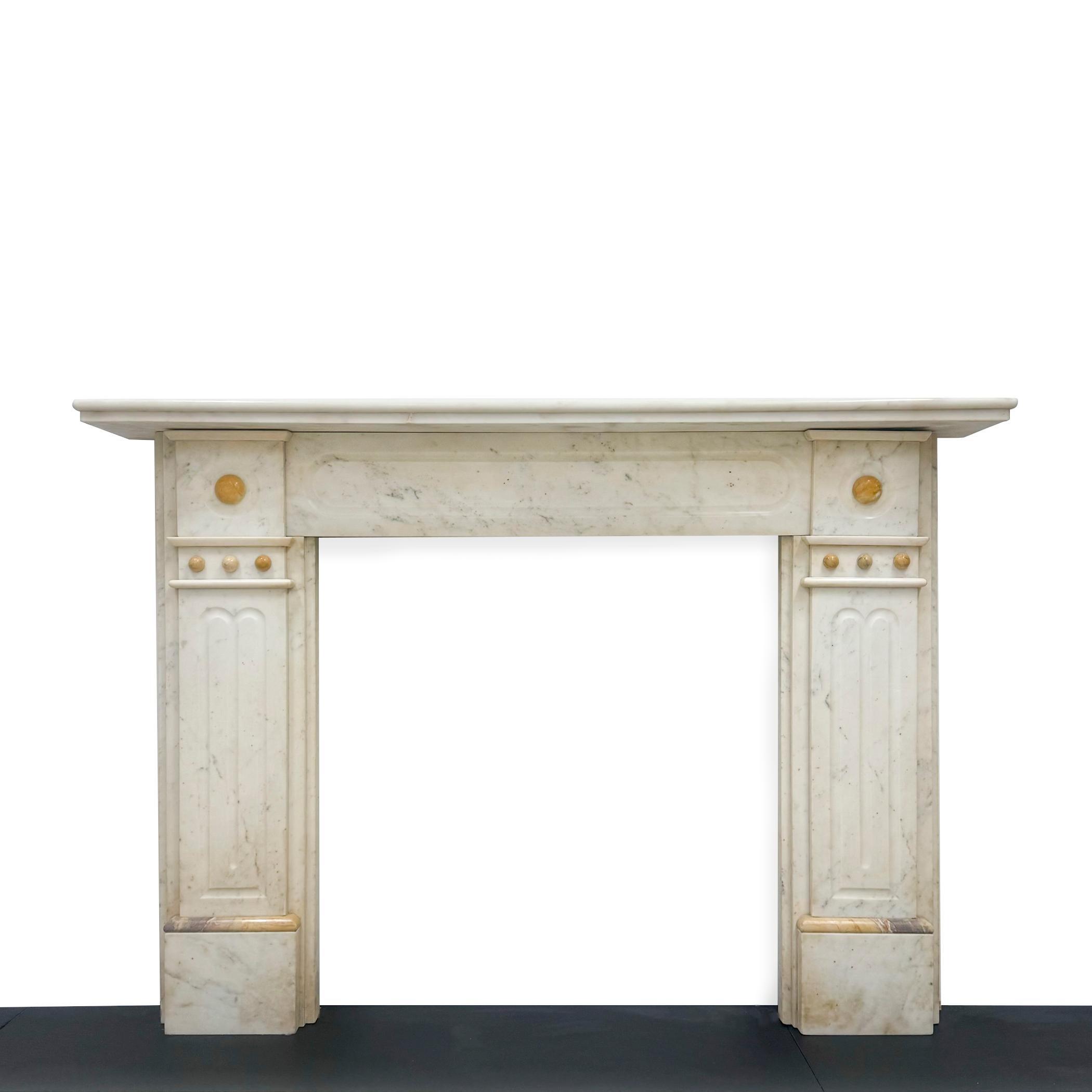 Sculpté dans du marbre de Carrare, cet attrayant entourage de cheminée est le fruit d'un travail d'expert. 

Le Design/One incorpore avec élégance de charmants boutons en marbre de Sienne sous l'étagère, qui se raccordent harmonieusement au superbe