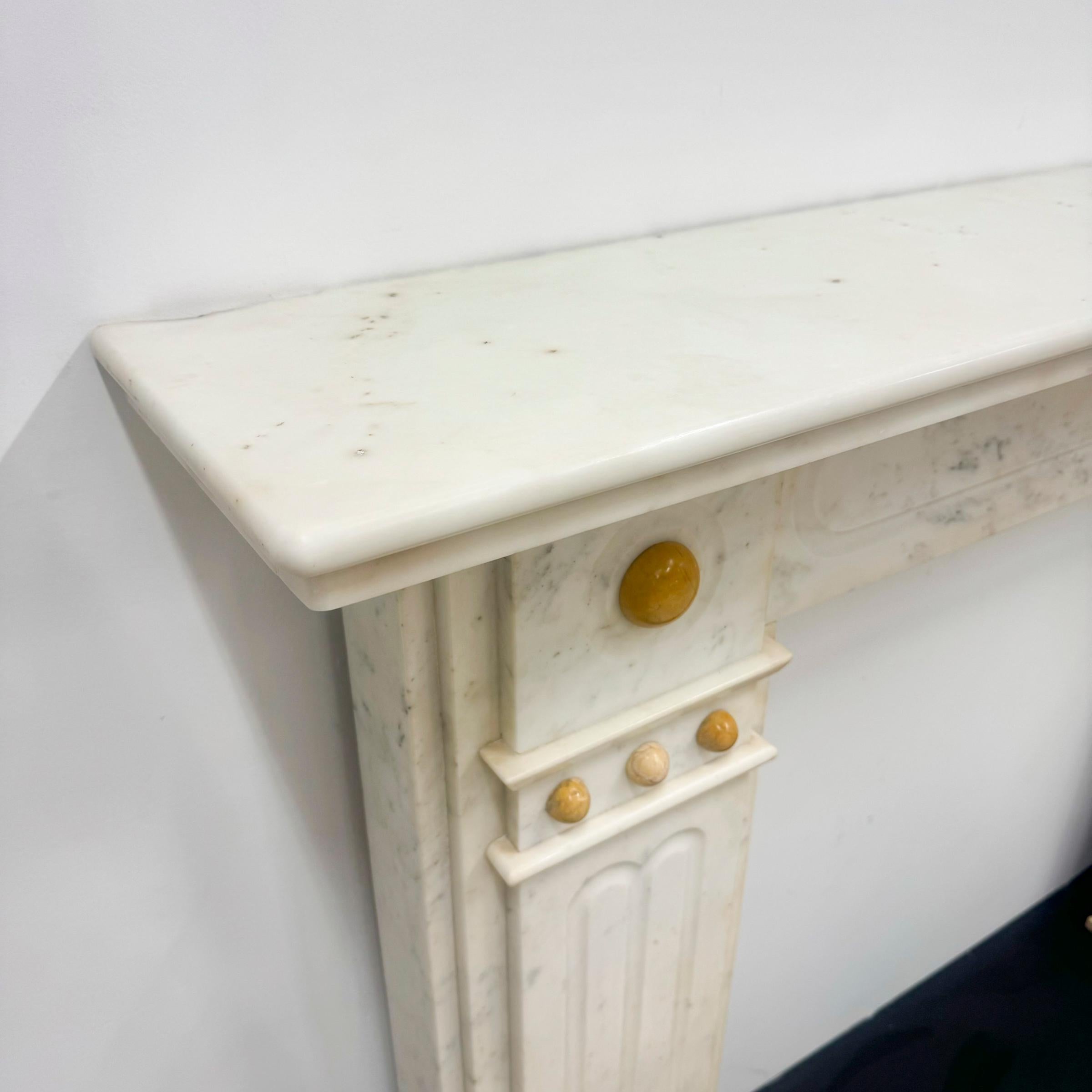 Cheminée ancienne en marbre de Carrare Bon état - En vente à Ware, GB