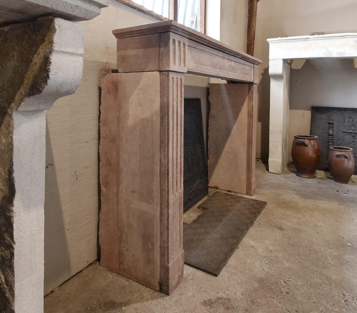 Une cheminée exclusive en marbre ancien du 19e siècle.