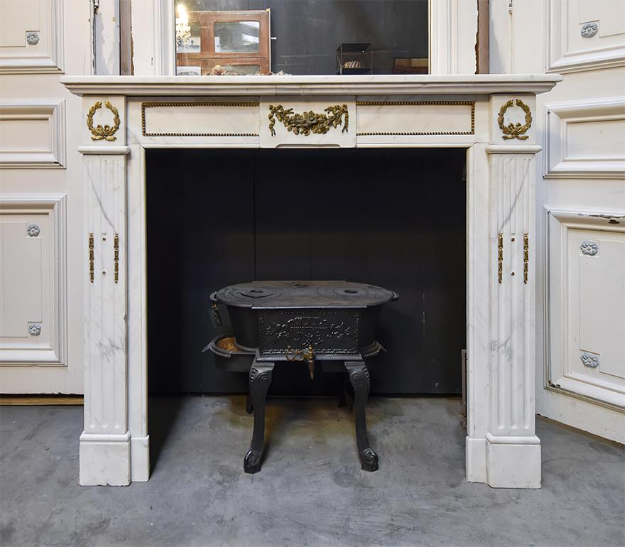 Antique marble fireplace mantel 19th Century In Fair Condition For Sale In Udenhout, NL