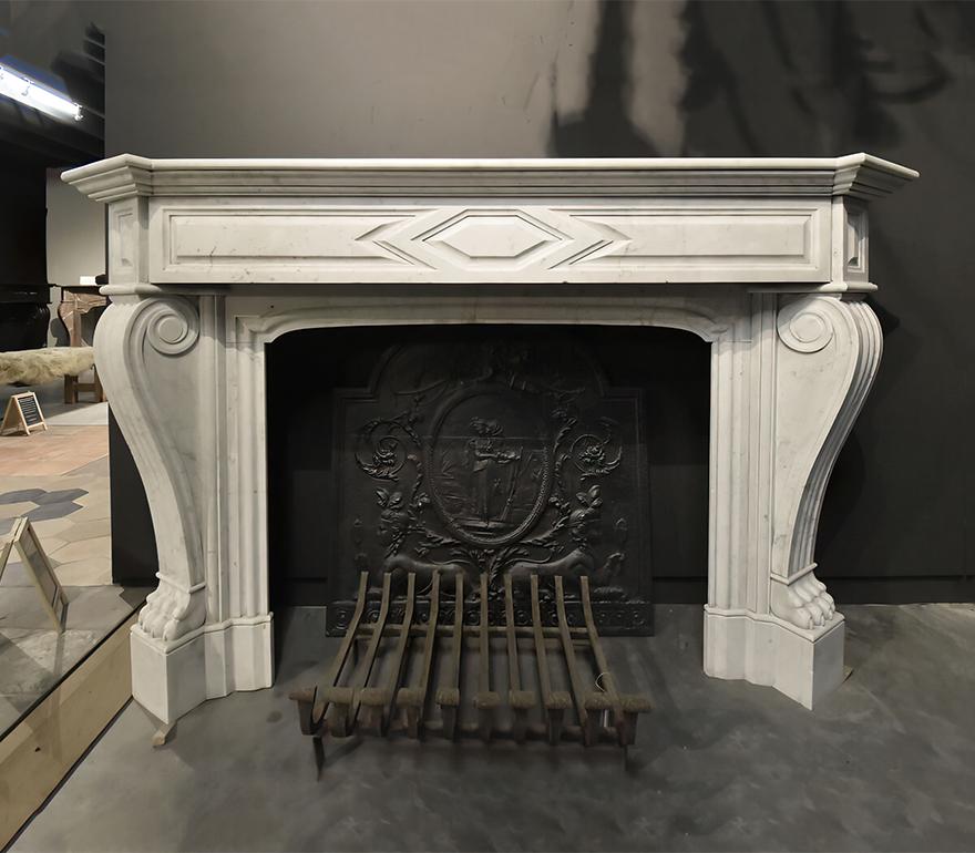 Antique marble fireplace mantel 19th Century In Good Condition For Sale In Udenhout, NL