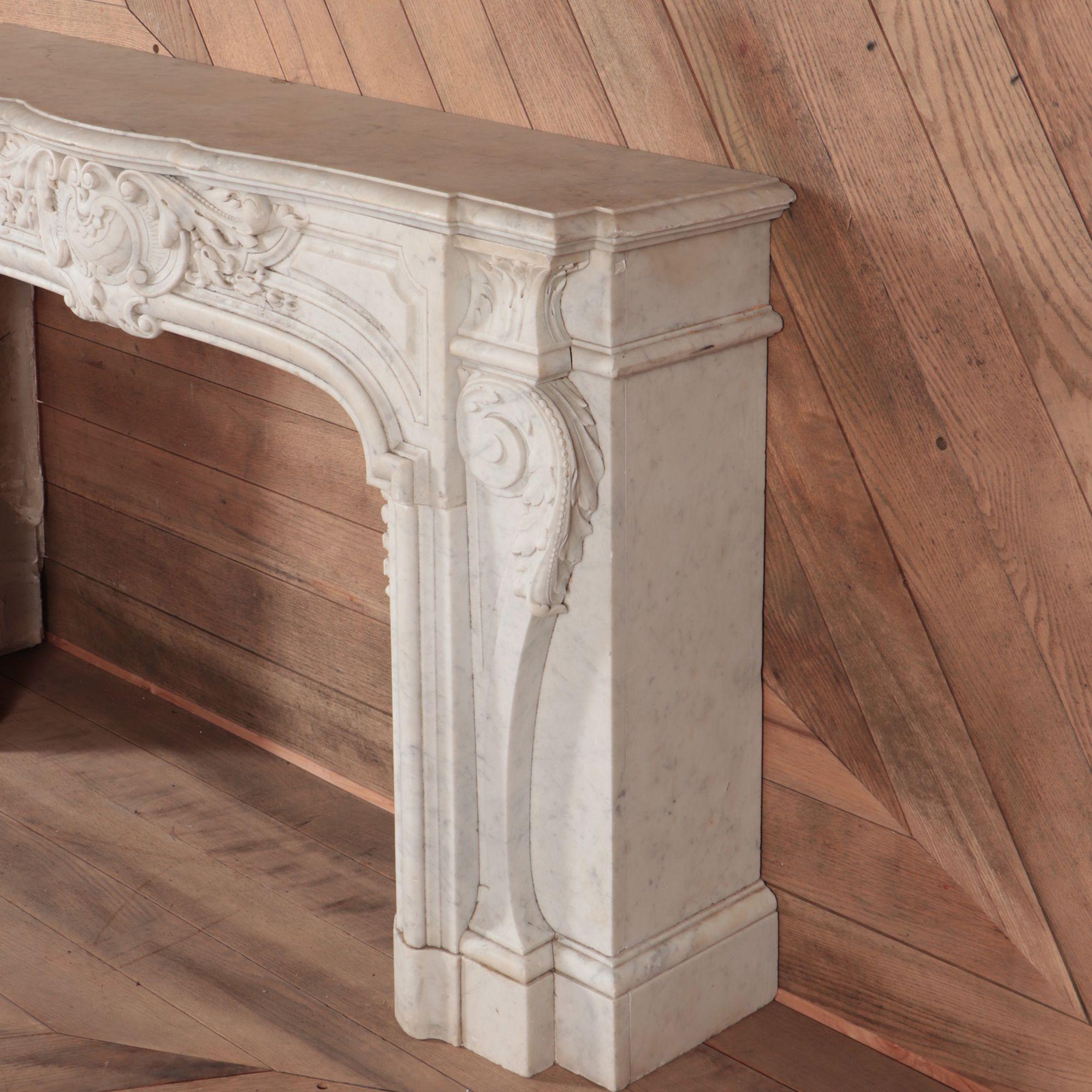 Antiker Marmorkaminmantel - French Rococo Stil Reiner weißer Marmor, um 1860 (Rokoko) im Angebot