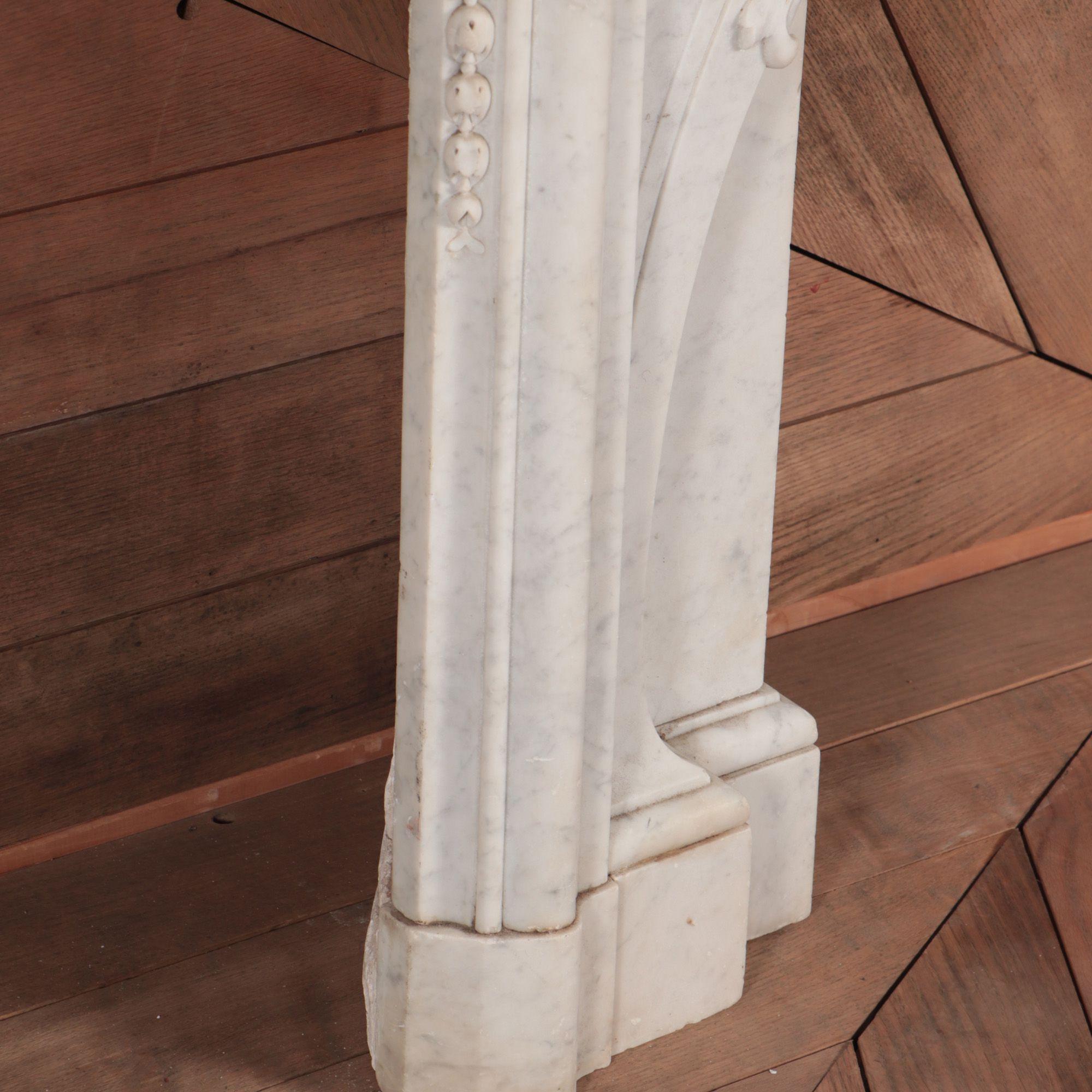 Antiker Marmorkaminmantel - French Rococo Stil Reiner weißer Marmor, um 1860 (Französisch) im Angebot