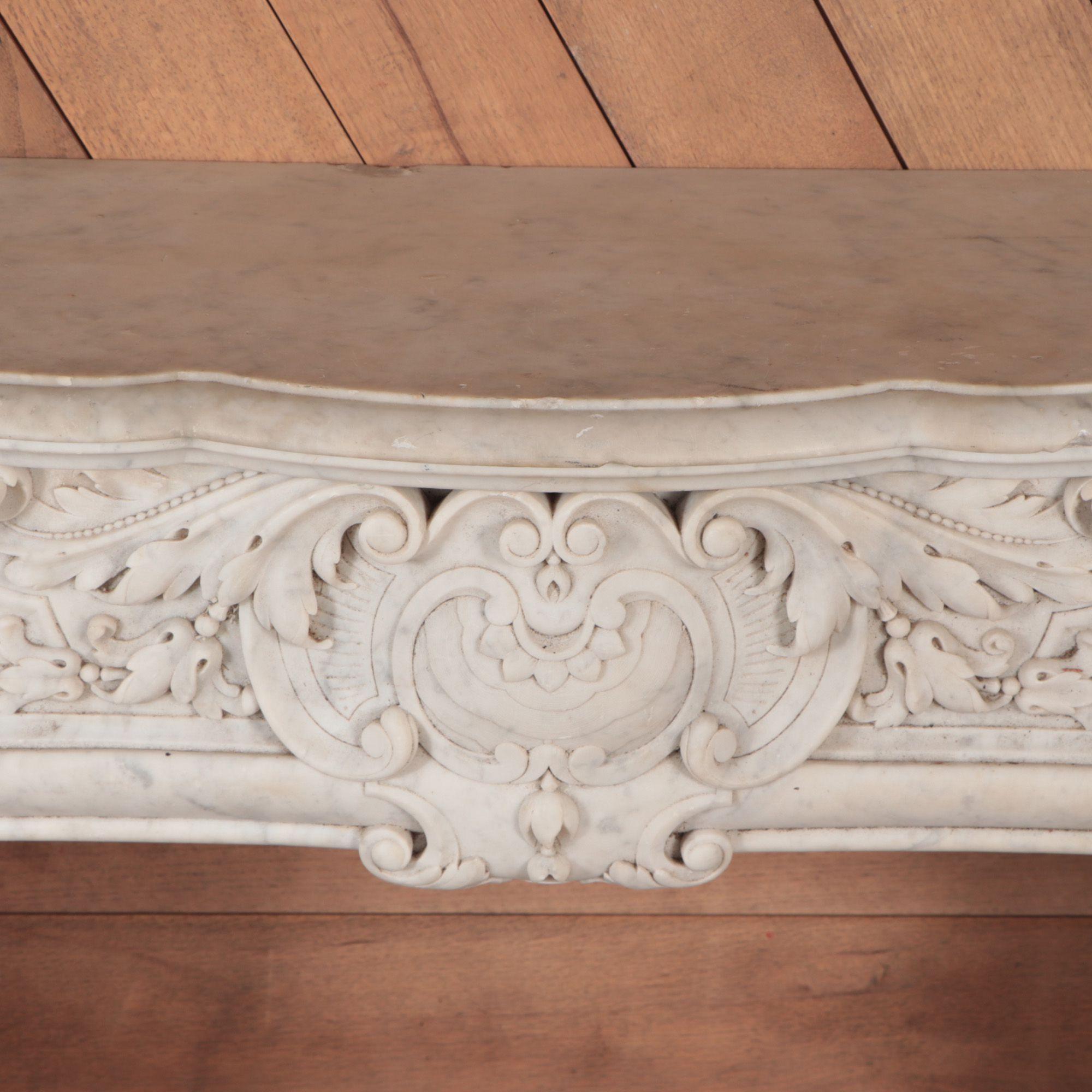 Antiker Marmorkaminmantel - French Rococo Stil Reiner weißer Marmor, um 1860 (Geschnitzt) im Angebot