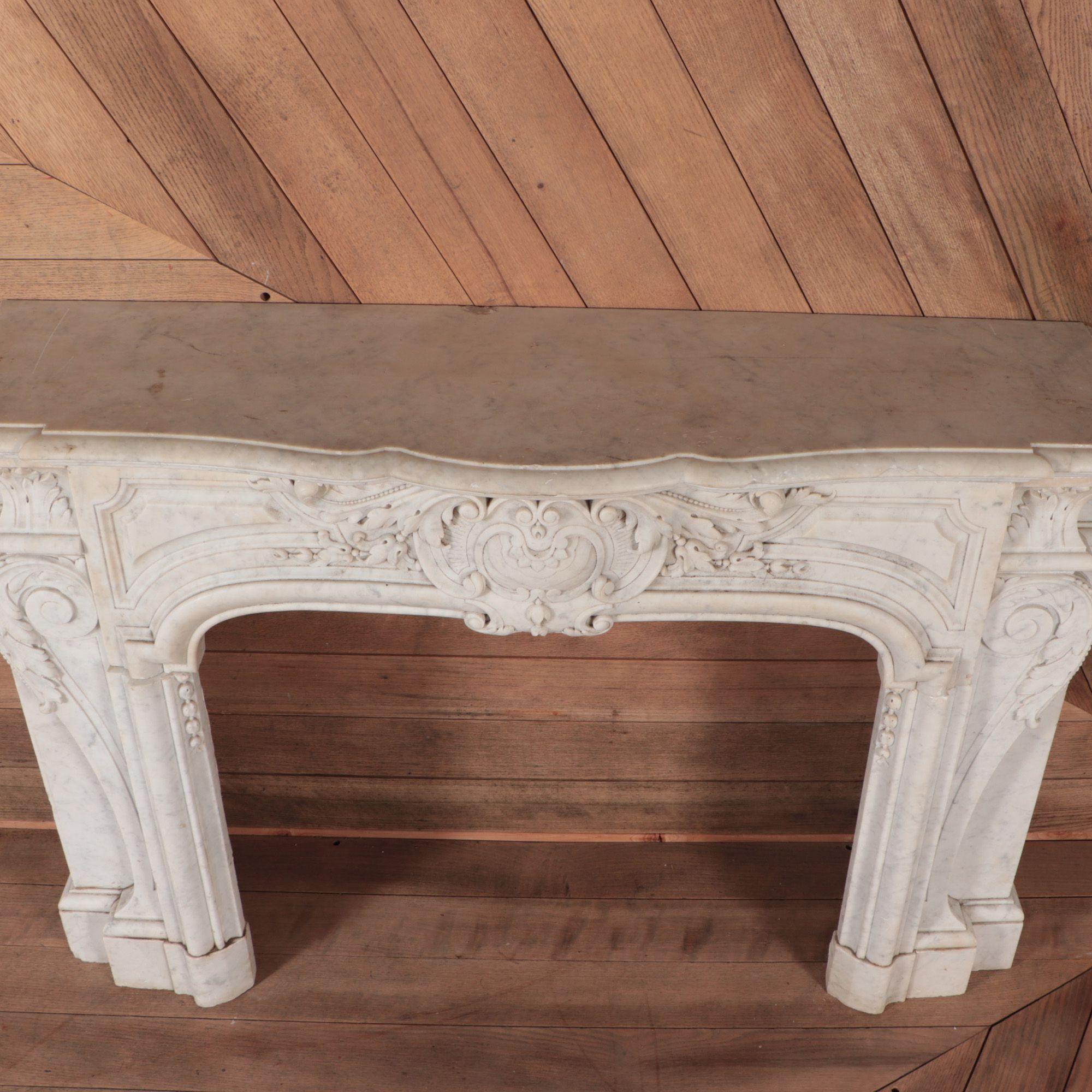 Antiker Marmorkaminmantel - French Rococo Stil Reiner weißer Marmor, um 1860 im Zustand „Gut“ im Angebot in Philadelphia, PA