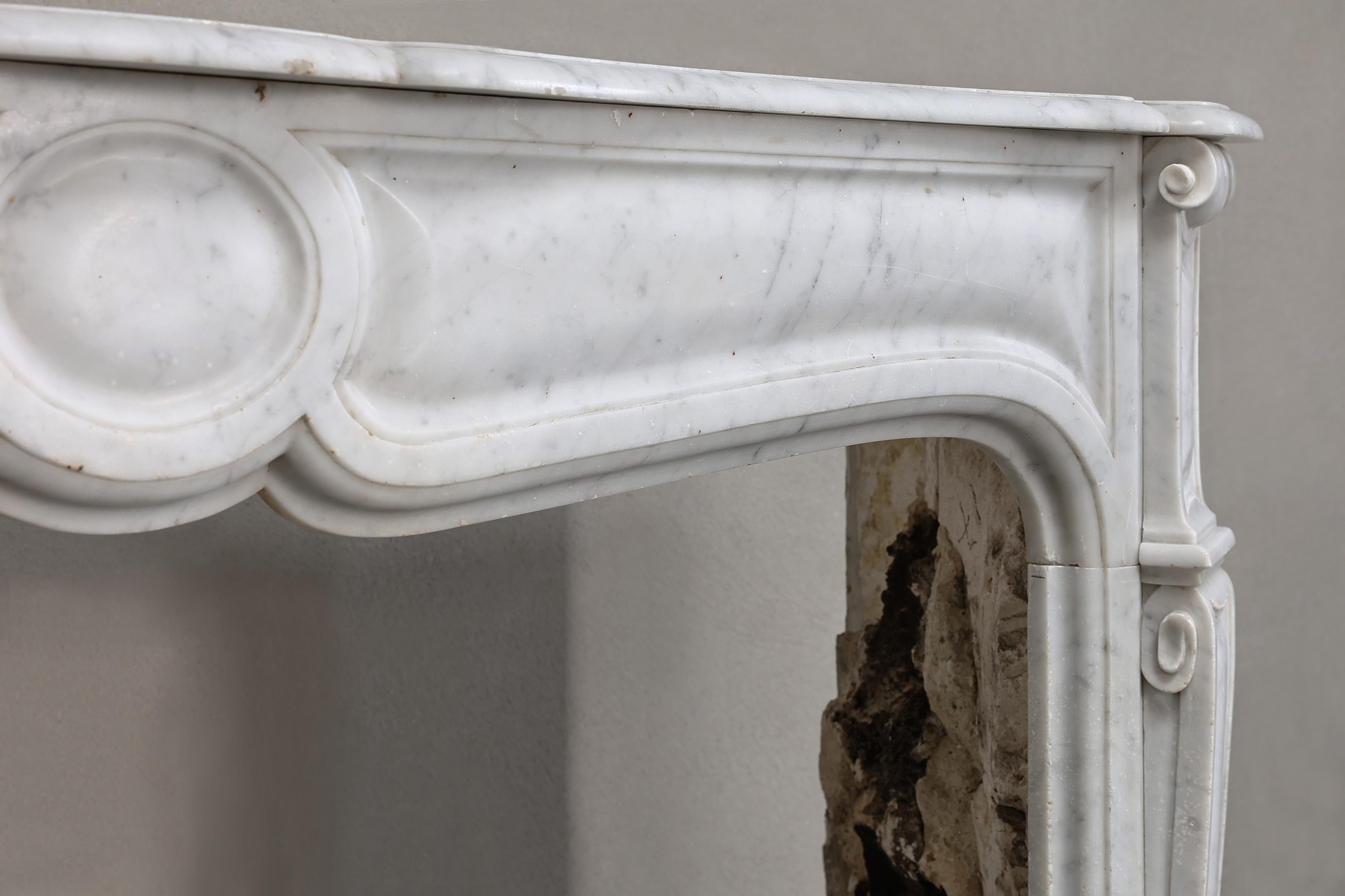French antique marble fireplace of Carrara marble in Pompadour style For Sale