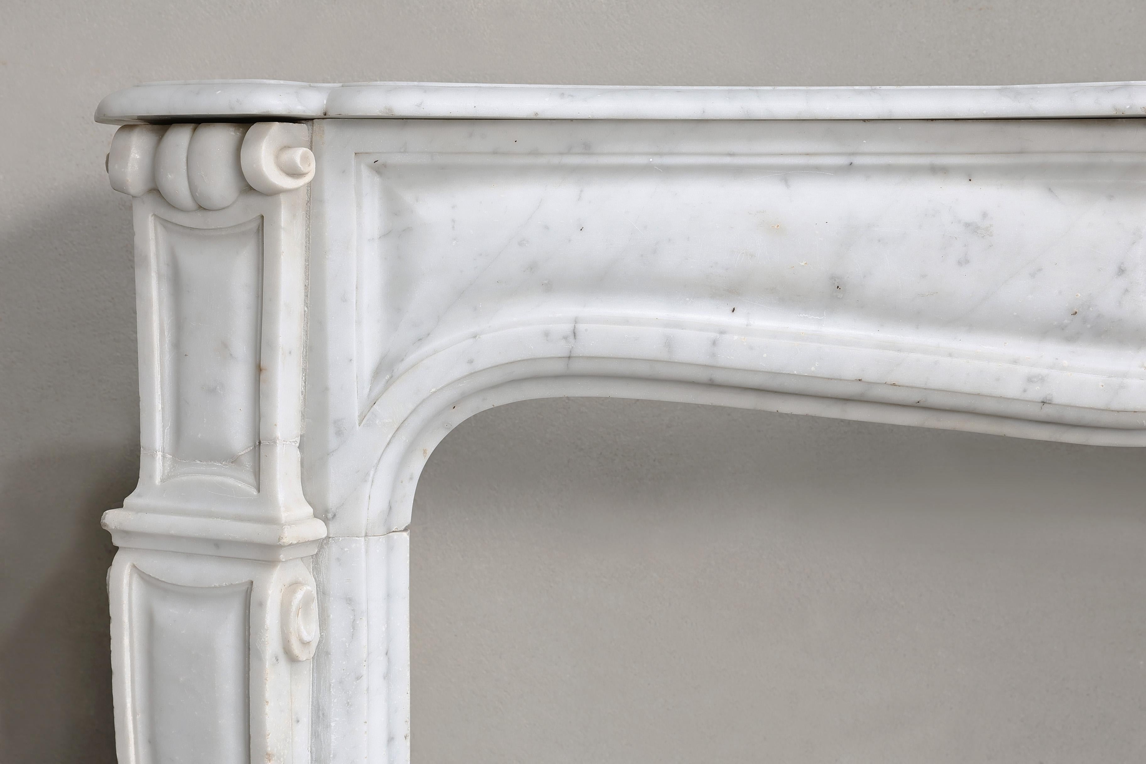 antique marble fireplace of Carrara marble in Pompadour style In Good Condition For Sale In Made, NL