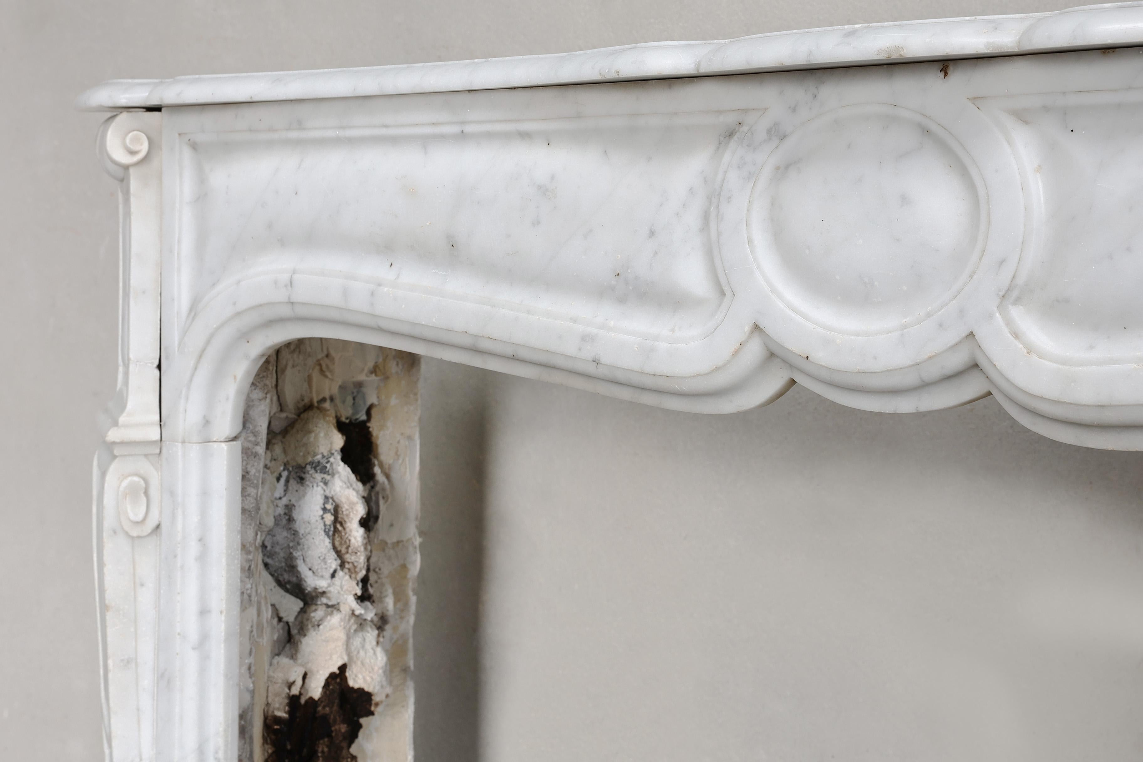 19th Century antique marble fireplace of Carrara marble in Pompadour style For Sale