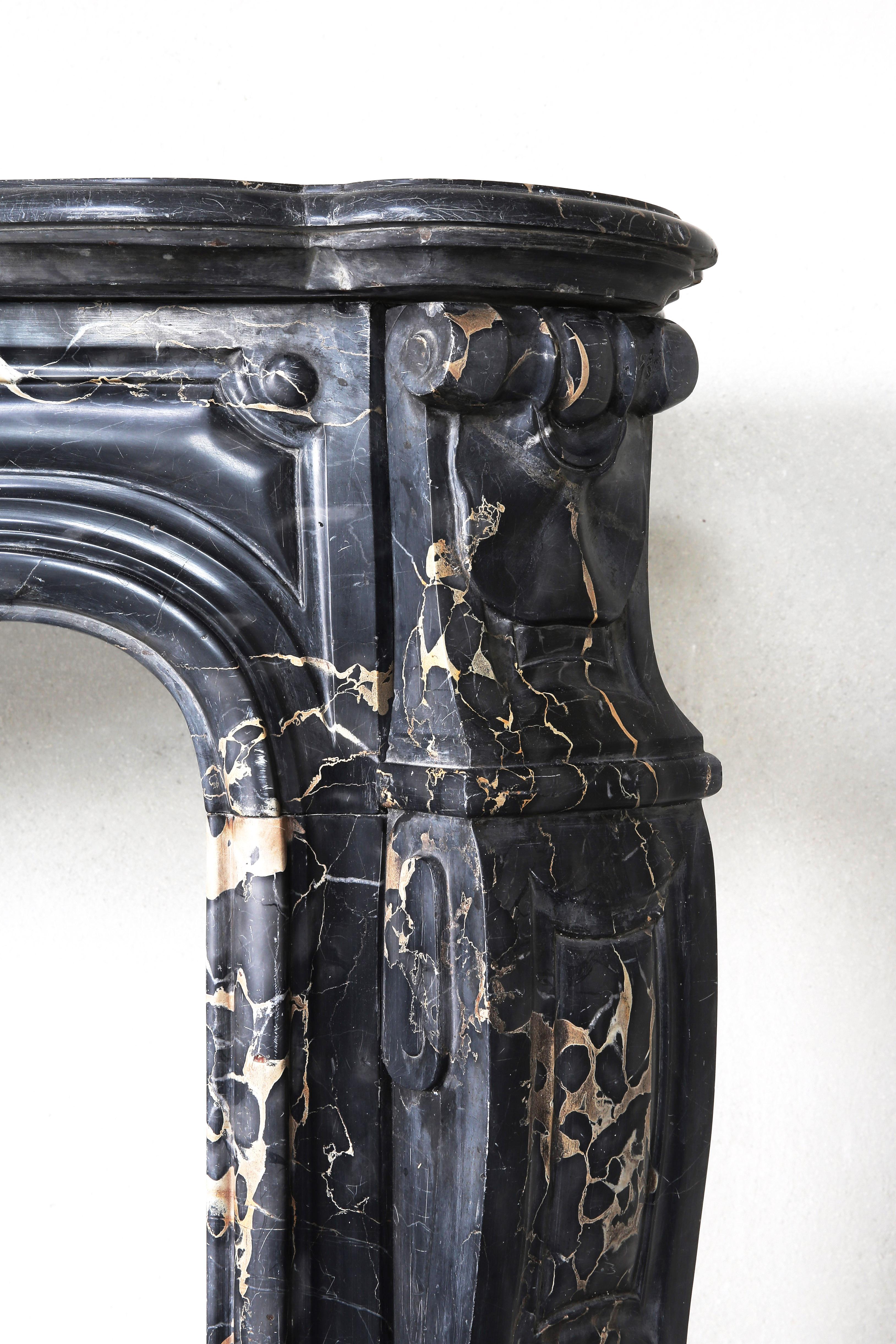 Antiker Marmorkamin aus Portoro-Marmor, 19. Jahrhundert, Louis XV.-Stil im Angebot 4