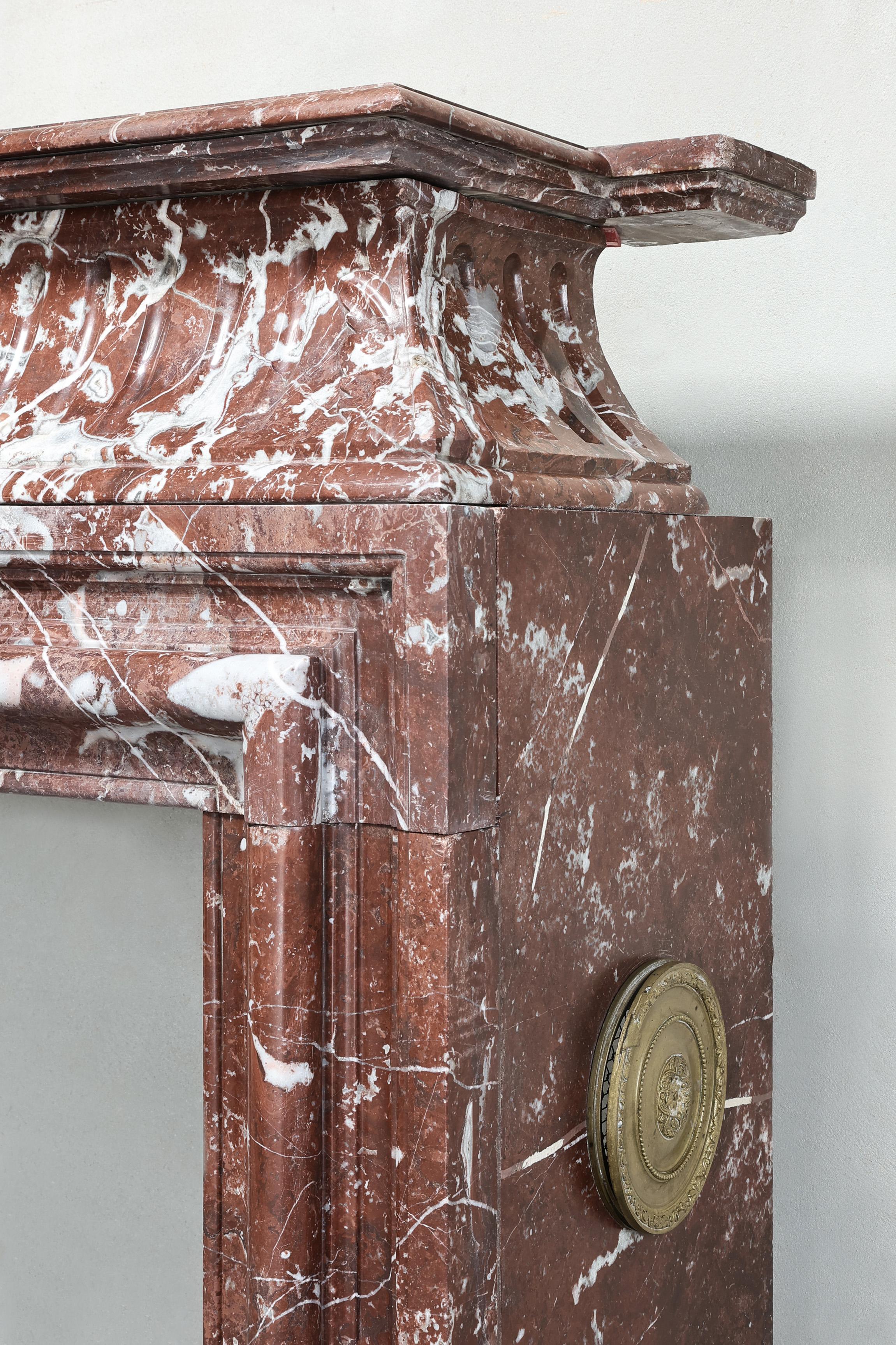 Antiker Marmorkamin aus antikem Marmor des Rouge Royal im Stil von Louis XVI.  im Angebot 3