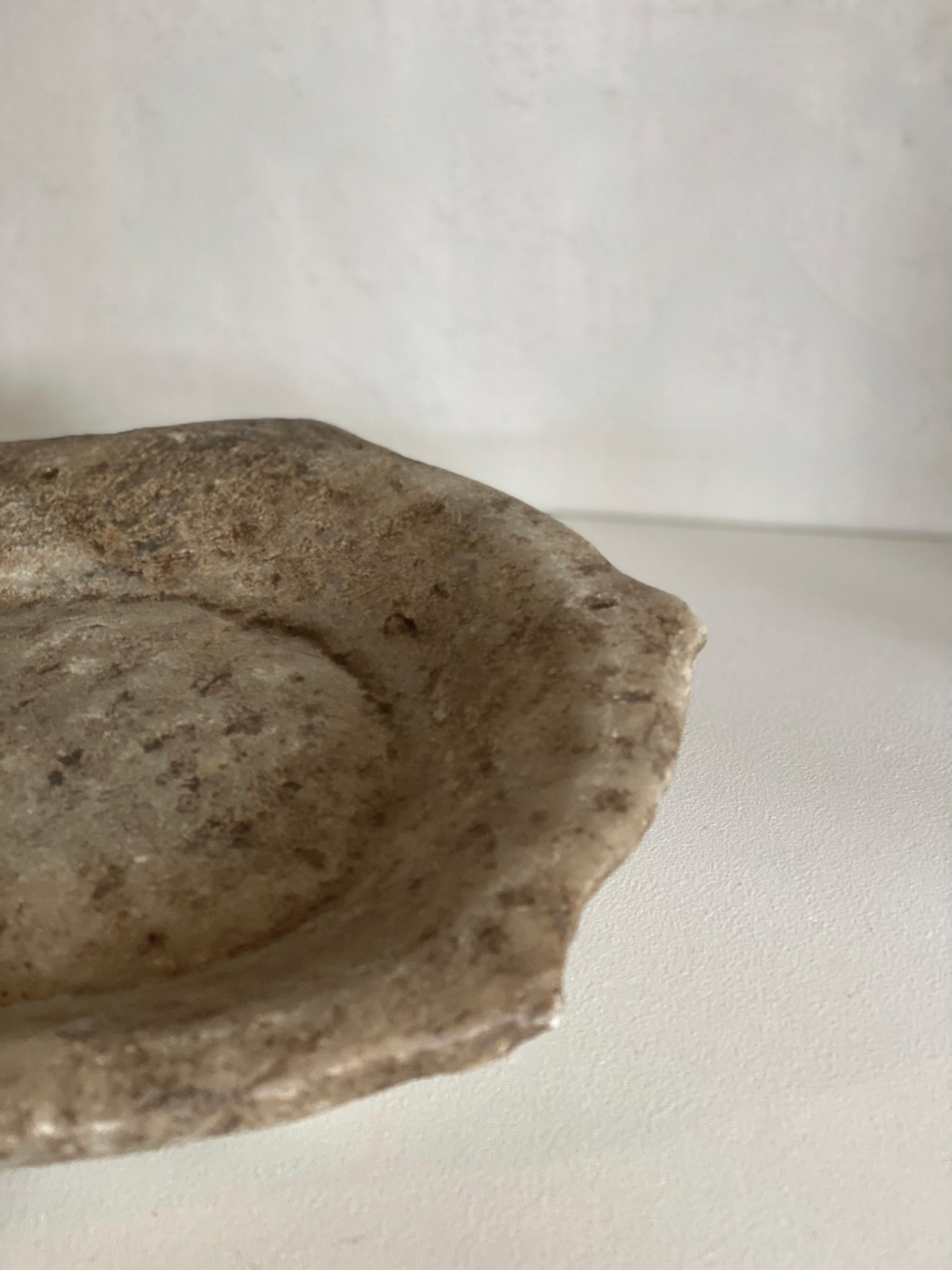 Vietnamita Antica ciotola per pesci in marmo in vendita