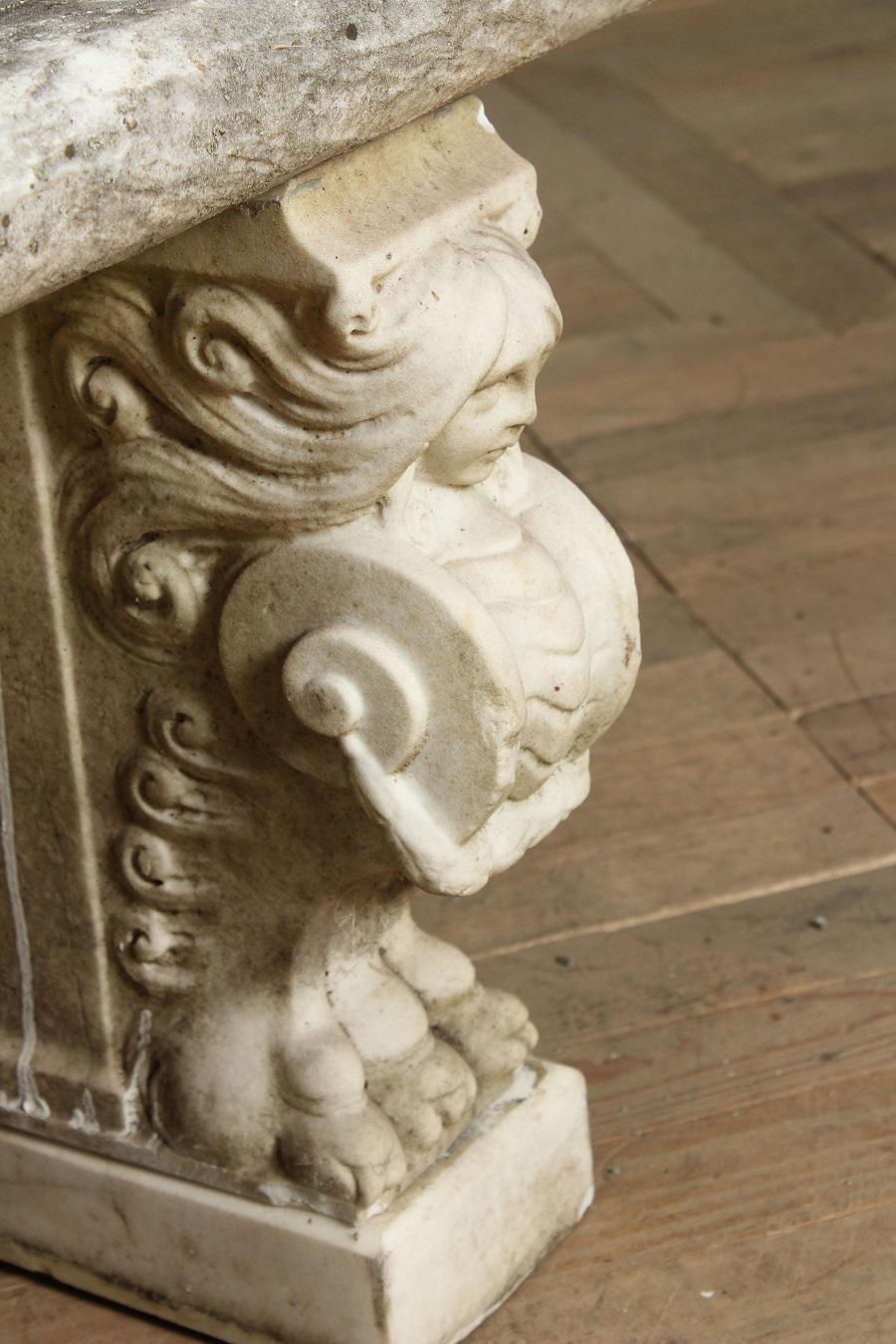 Antike Gartenbank aus Marmor. Die Sockel sind mit figürlichen Gesichtern versehen. Es wäre eine schöne Ergänzung für jede architektonische Umgebung. Die Bank hat eine originale Patina.