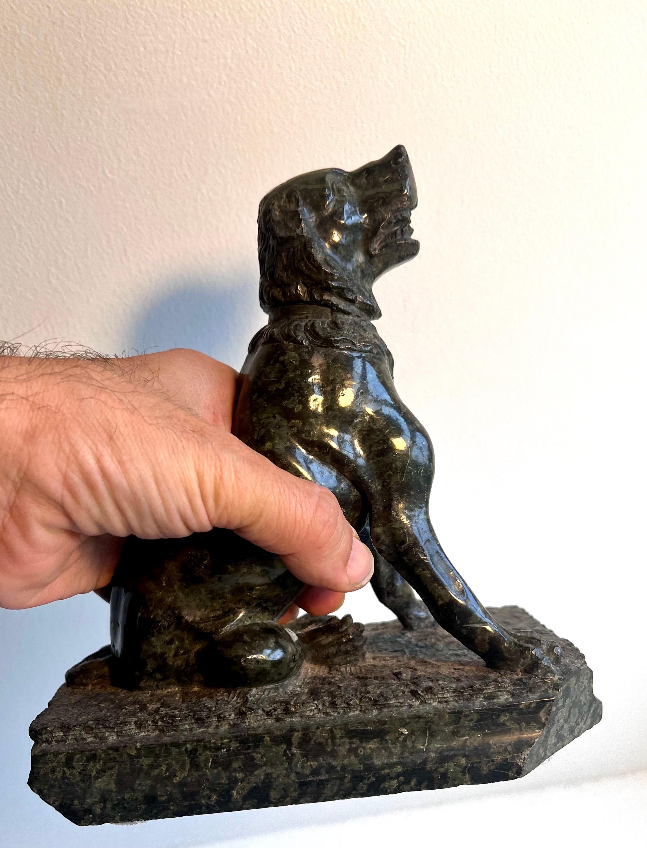 Sculpture ancienne en marbre / granit représentant un chien en vente 2
