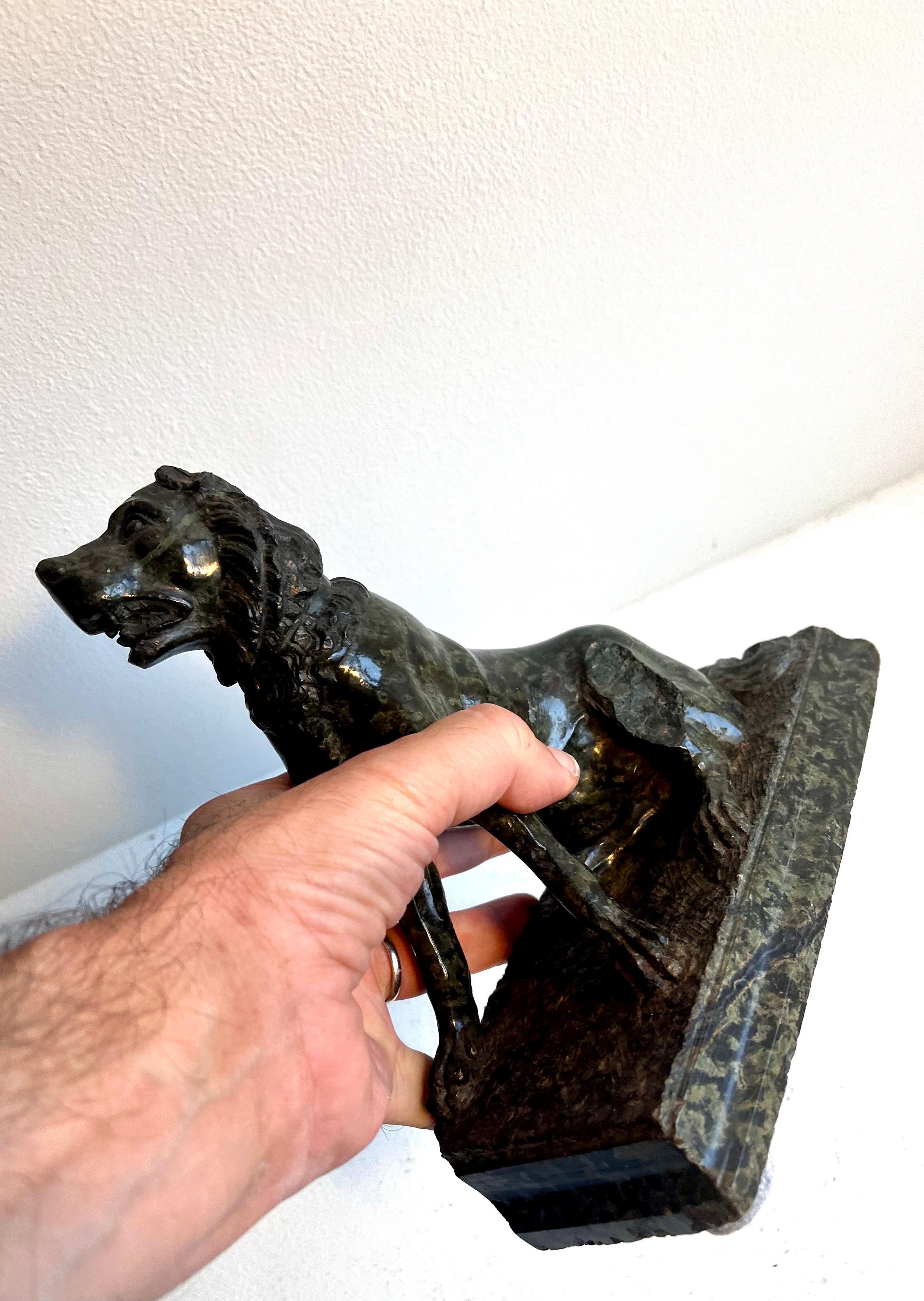 Sculpture ancienne en marbre / granit représentant un chien en vente 3