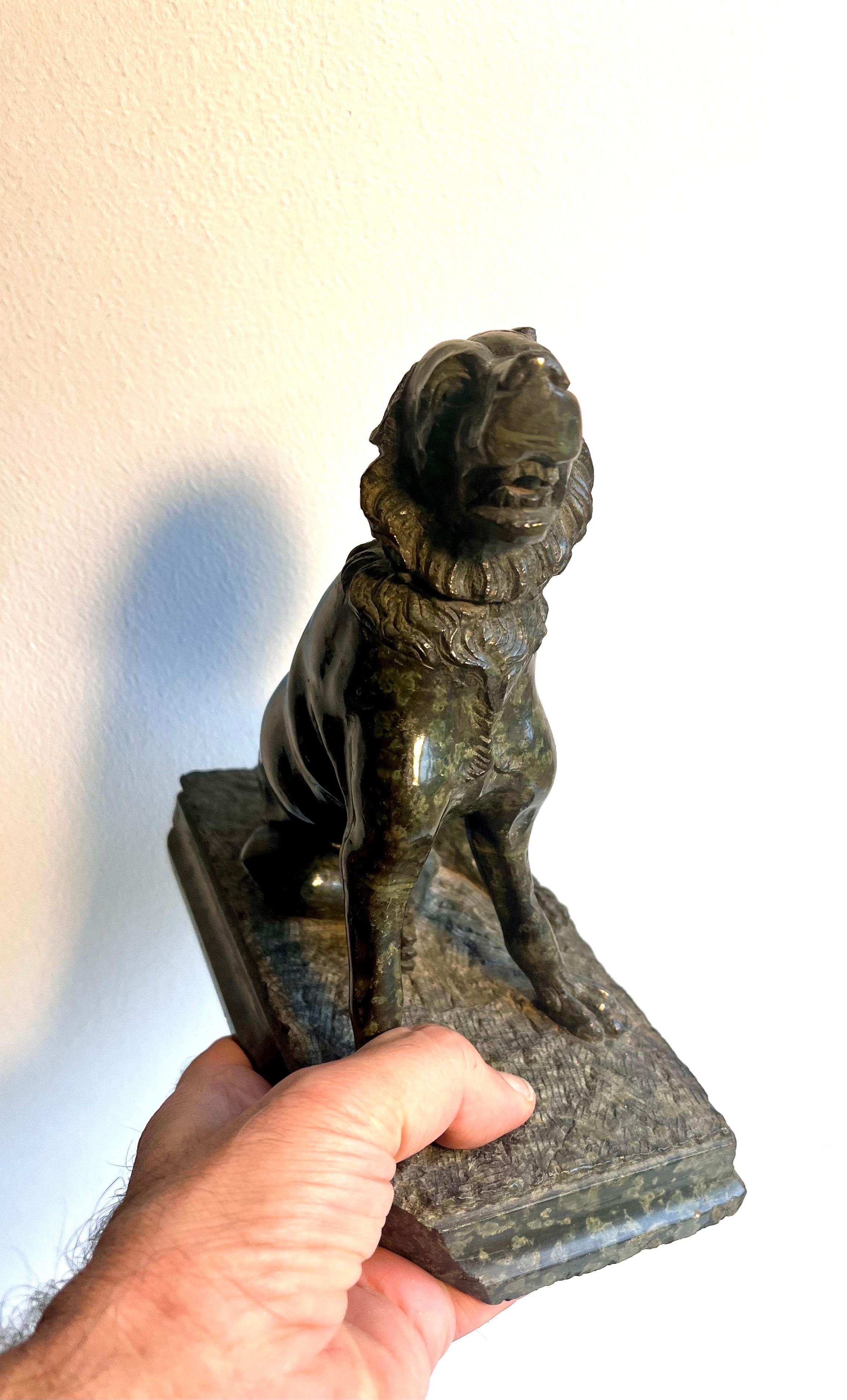 Sculpture ancienne en marbre / granit représentant un chien en vente 4