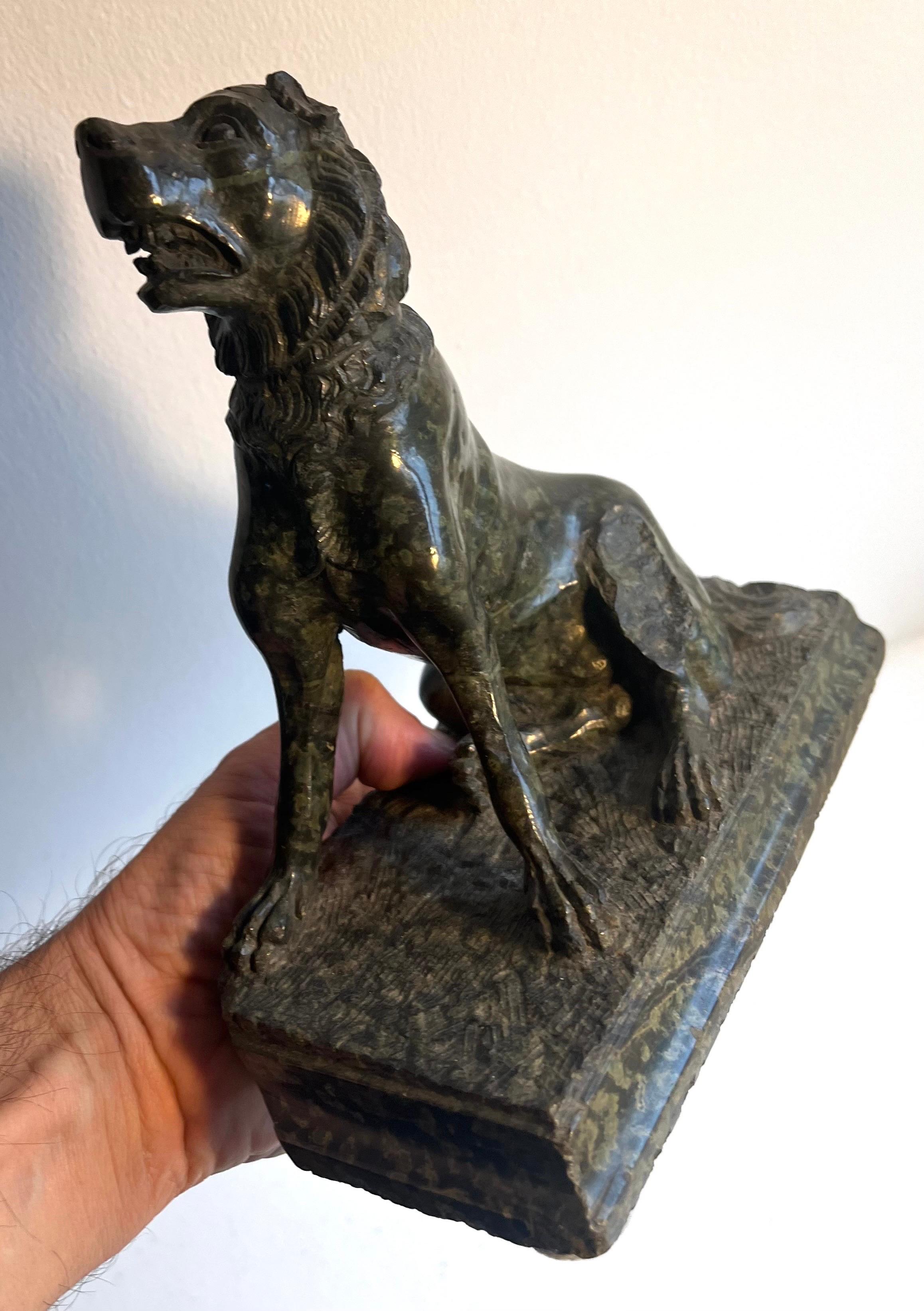 Sculpture ancienne en marbre / granit représentant un chien en vente 5