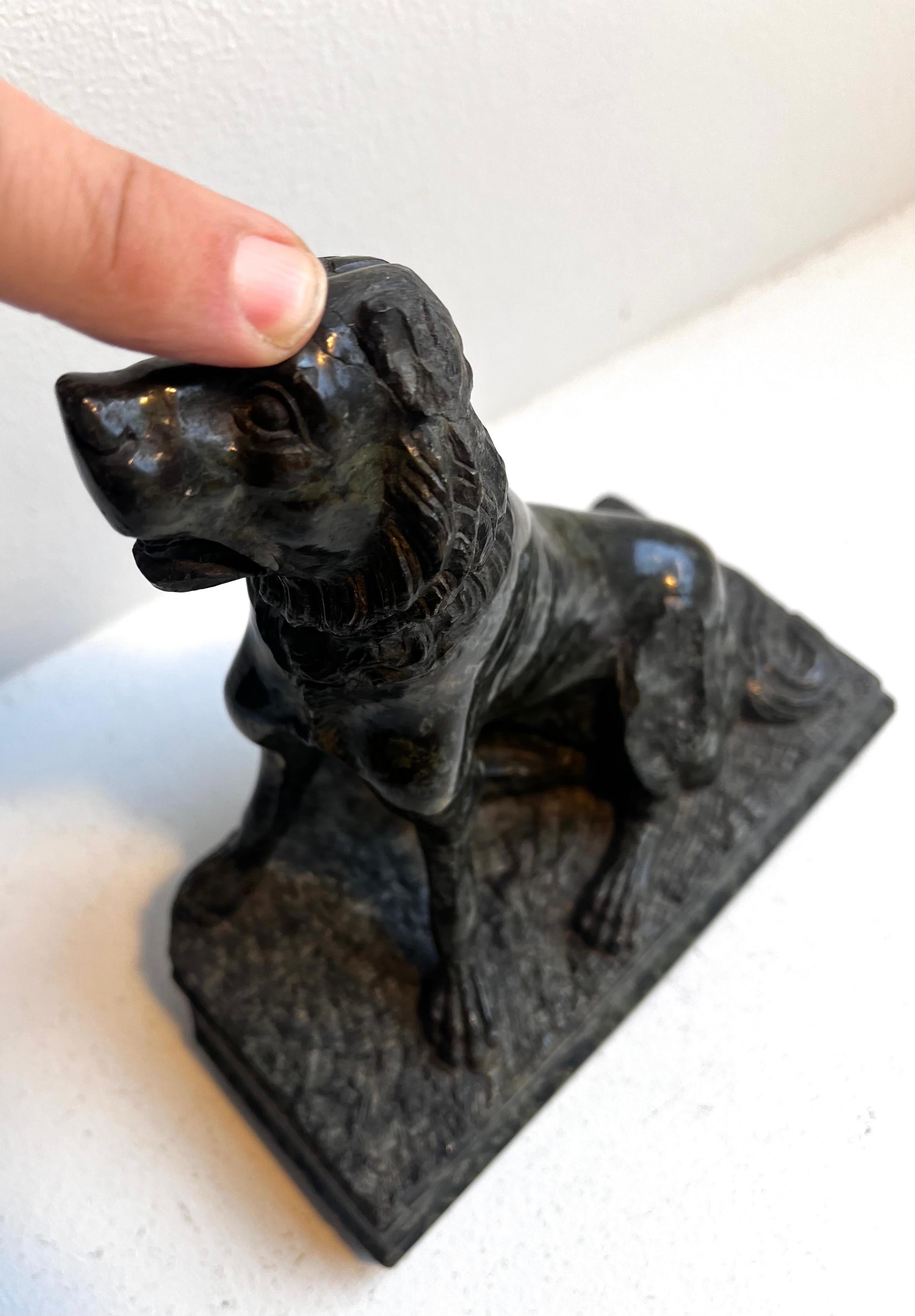 Sculpture ancienne en marbre / granit représentant un chien en vente 6