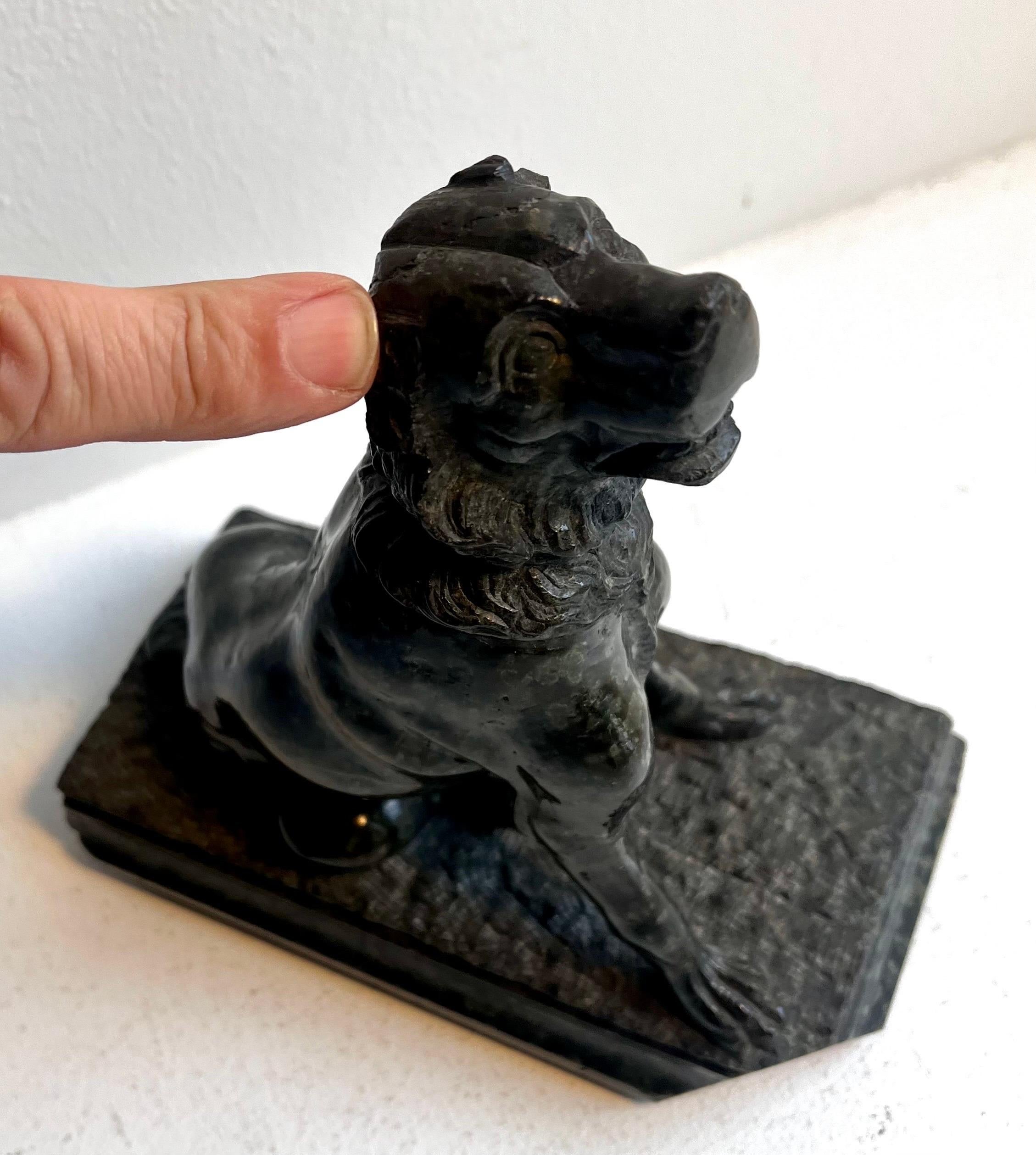 Sculpture ancienne en marbre / granit représentant un chien en vente 7