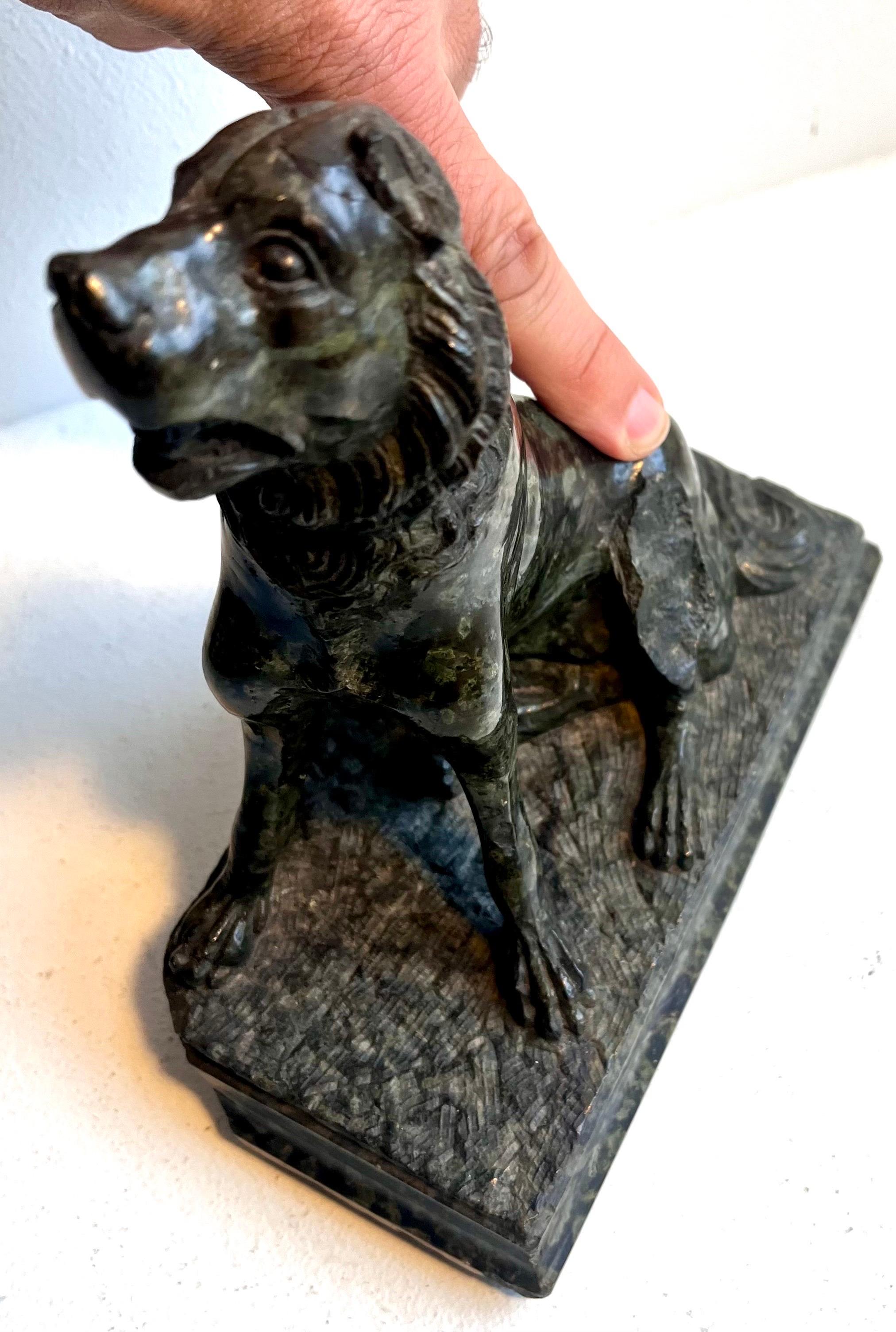 Sculpture ancienne en marbre / granit représentant un chien en vente 8