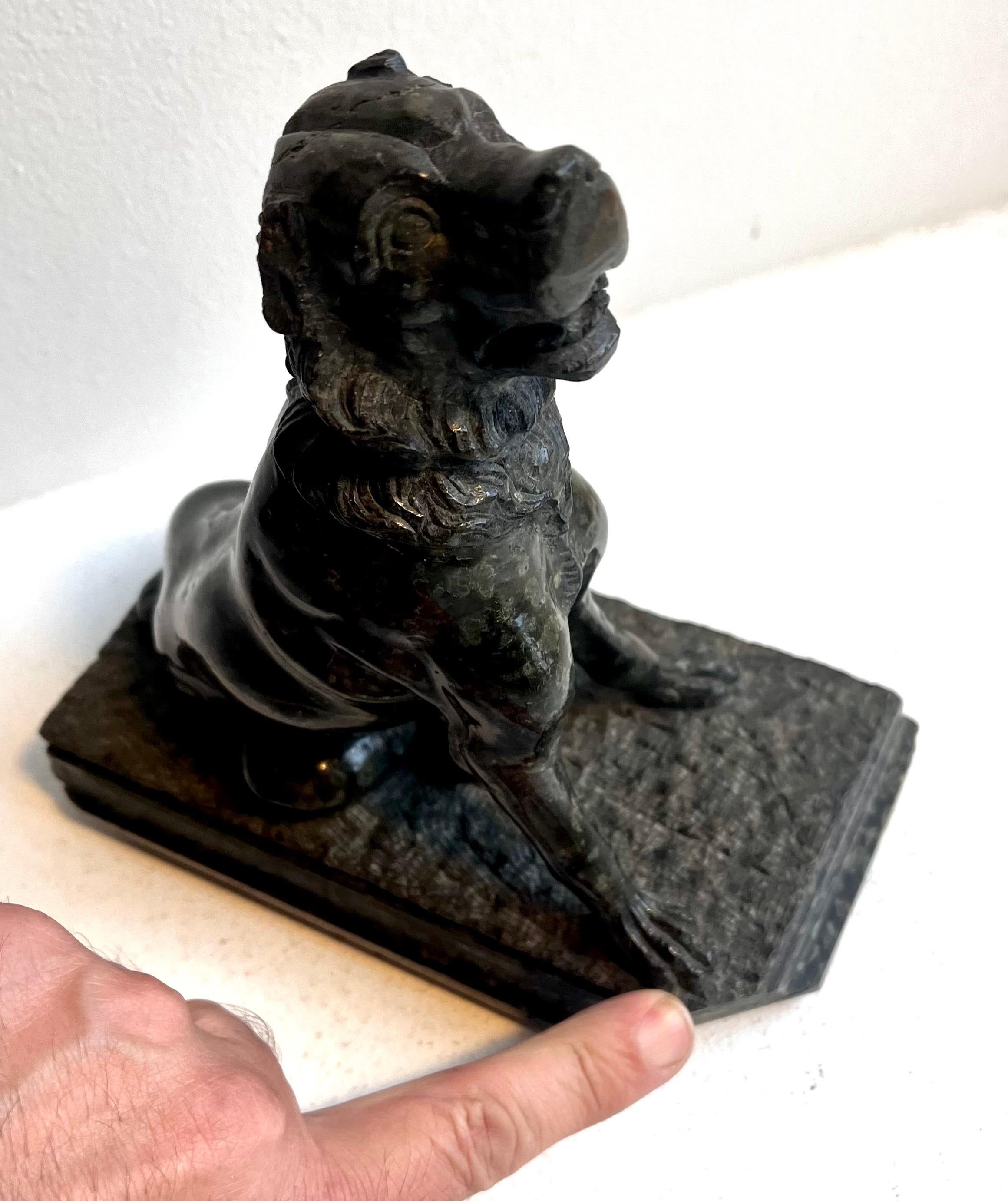 Sculpture ancienne en marbre / granit représentant un chien en vente 9