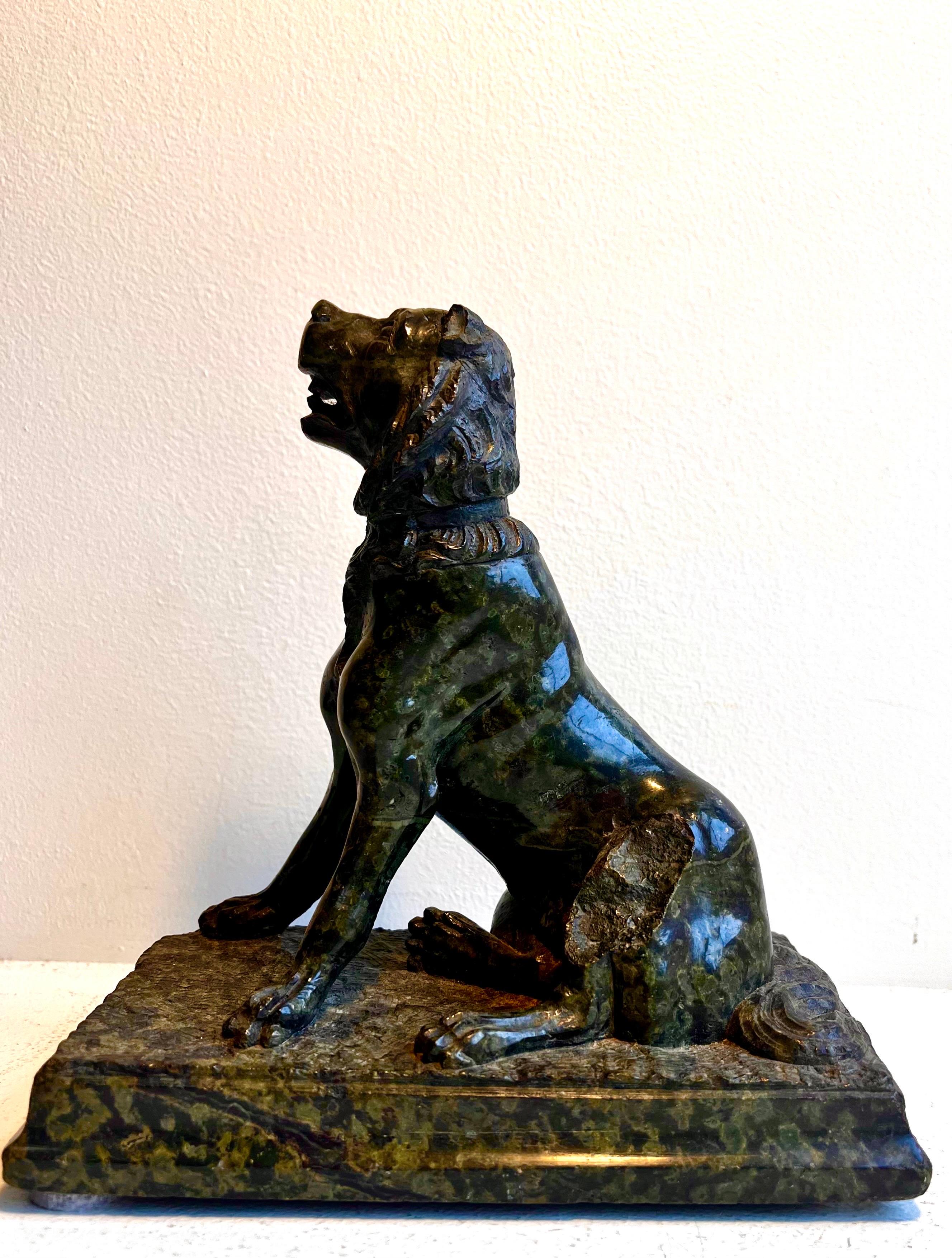 Sculpture ancienne en marbre / granit représentant un chien


