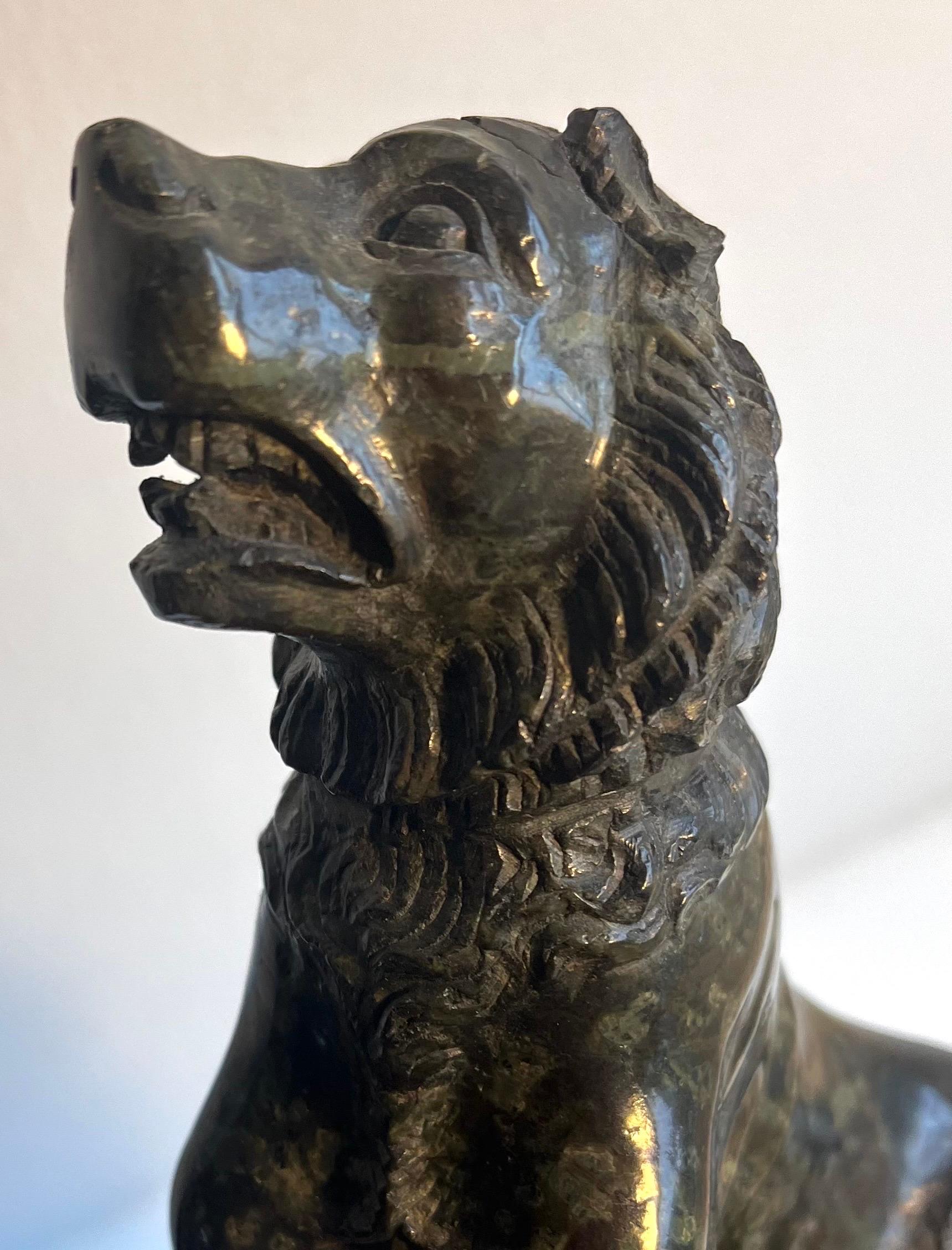 Classique américain Sculpture ancienne en marbre / granit représentant un chien en vente