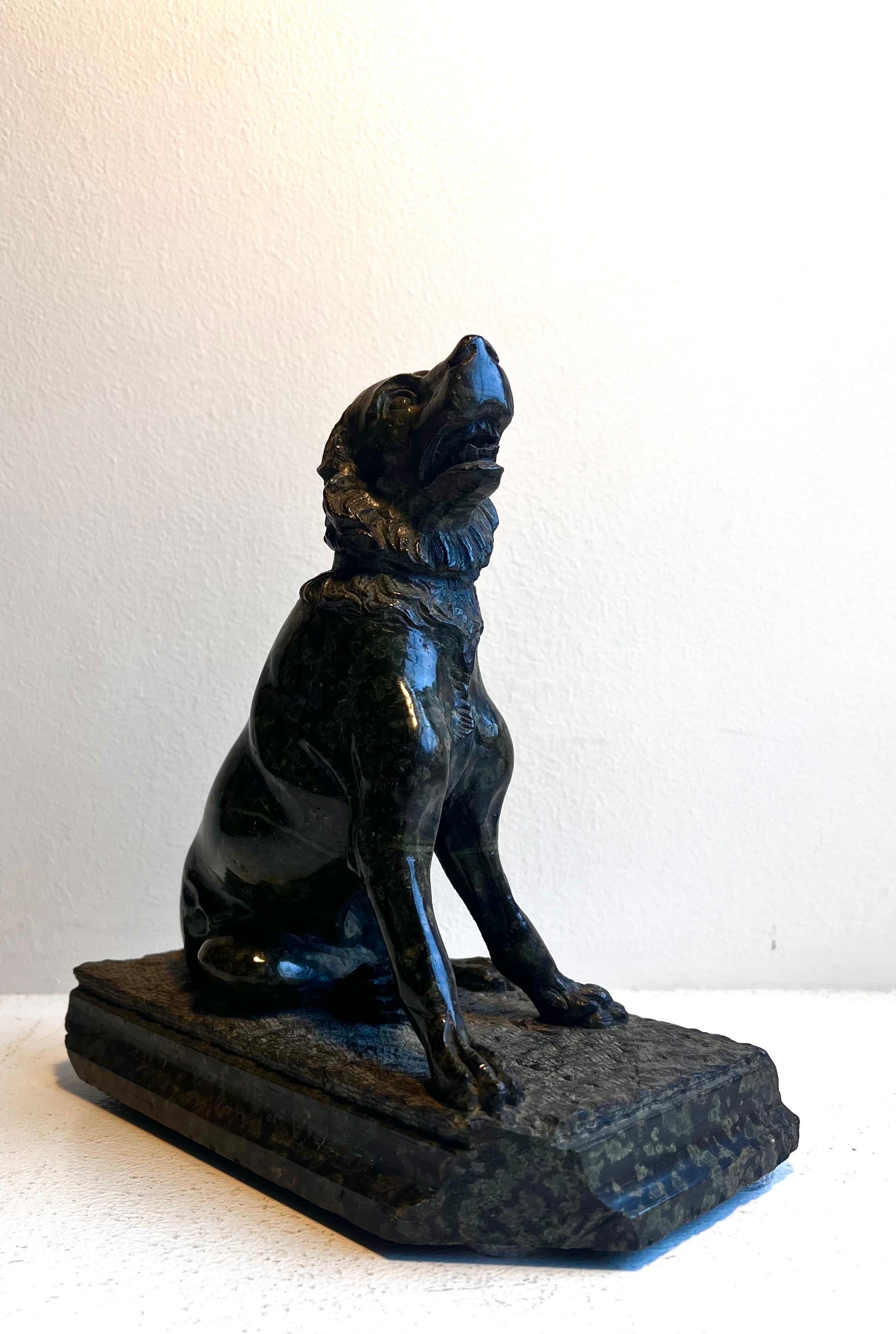 Américain Sculpture ancienne en marbre / granit représentant un chien en vente