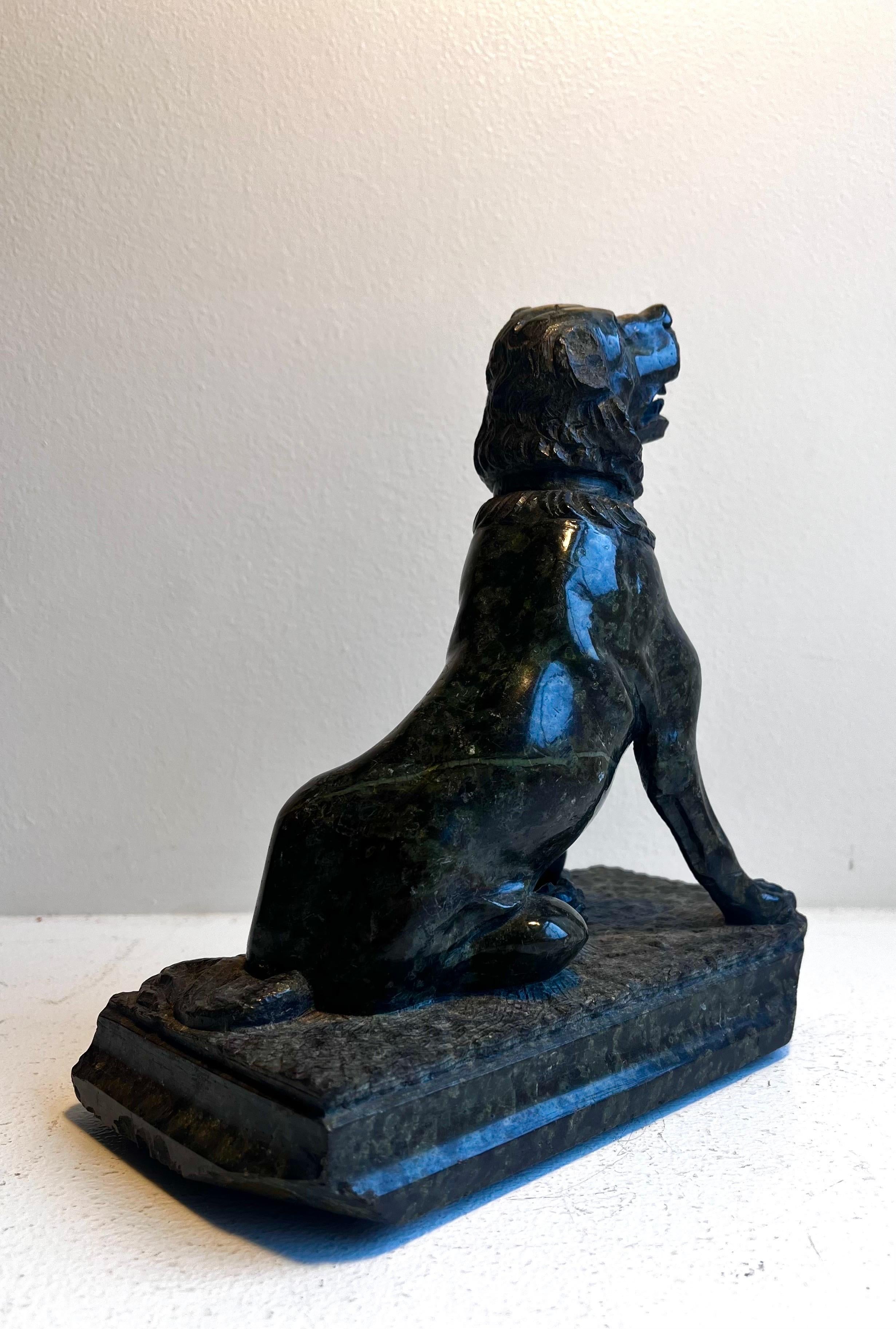 Sculpté Sculpture ancienne en marbre / granit représentant un chien en vente