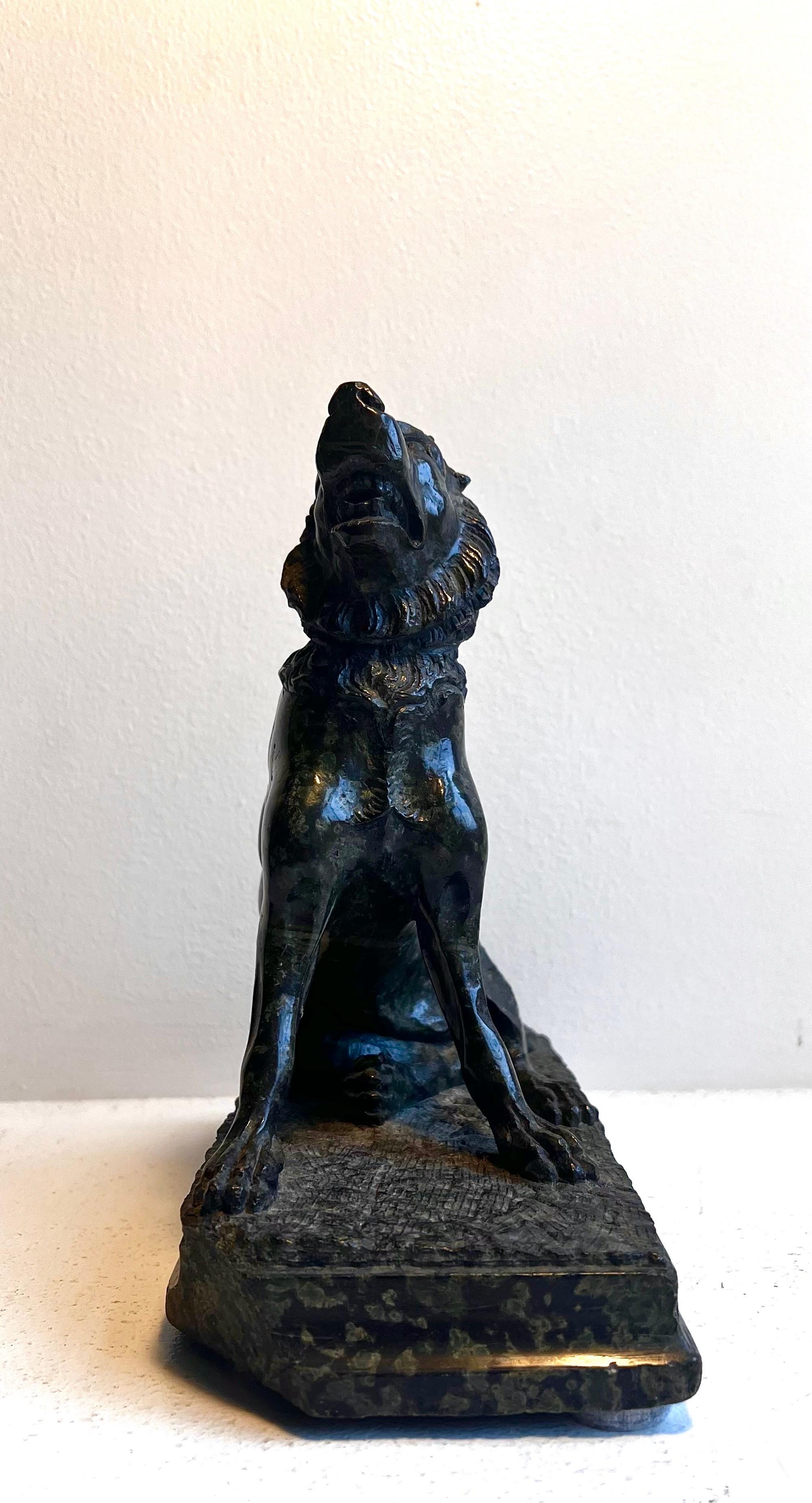 Sculpture ancienne en marbre / granit représentant un chien Bon état - En vente à Philadelphia, PA