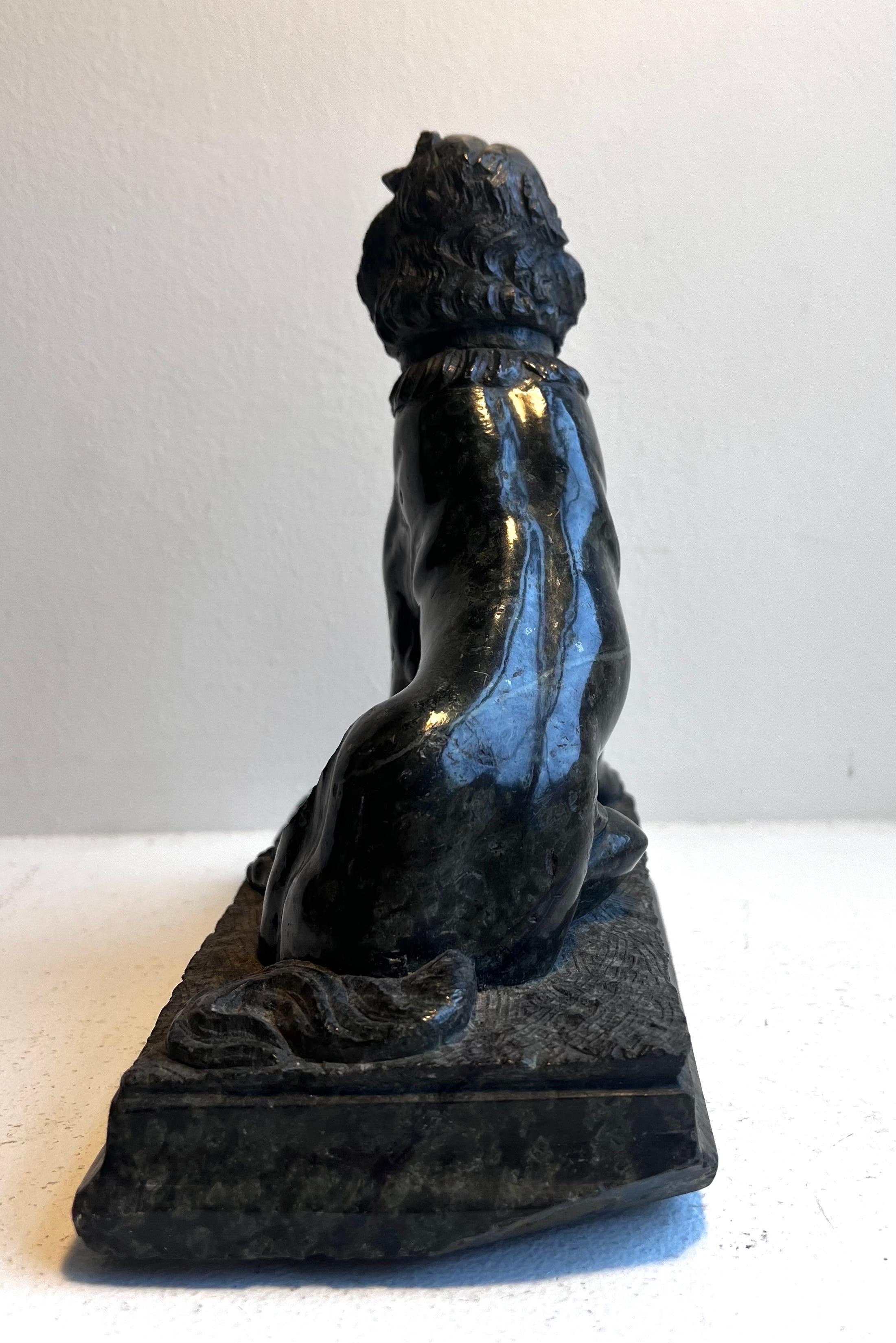 20ième siècle Sculpture ancienne en marbre / granit représentant un chien en vente