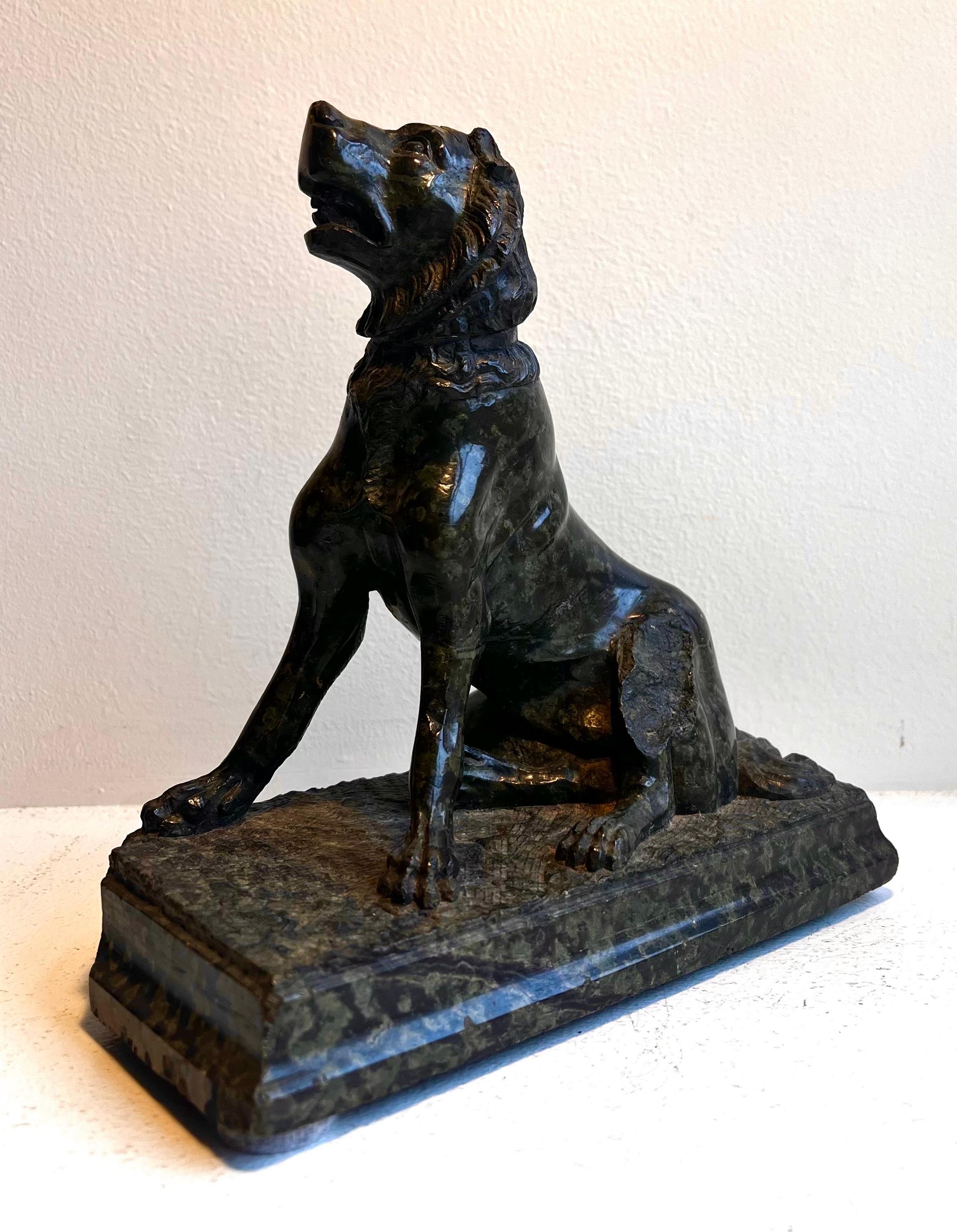 Granit Sculpture ancienne en marbre / granit représentant un chien en vente
