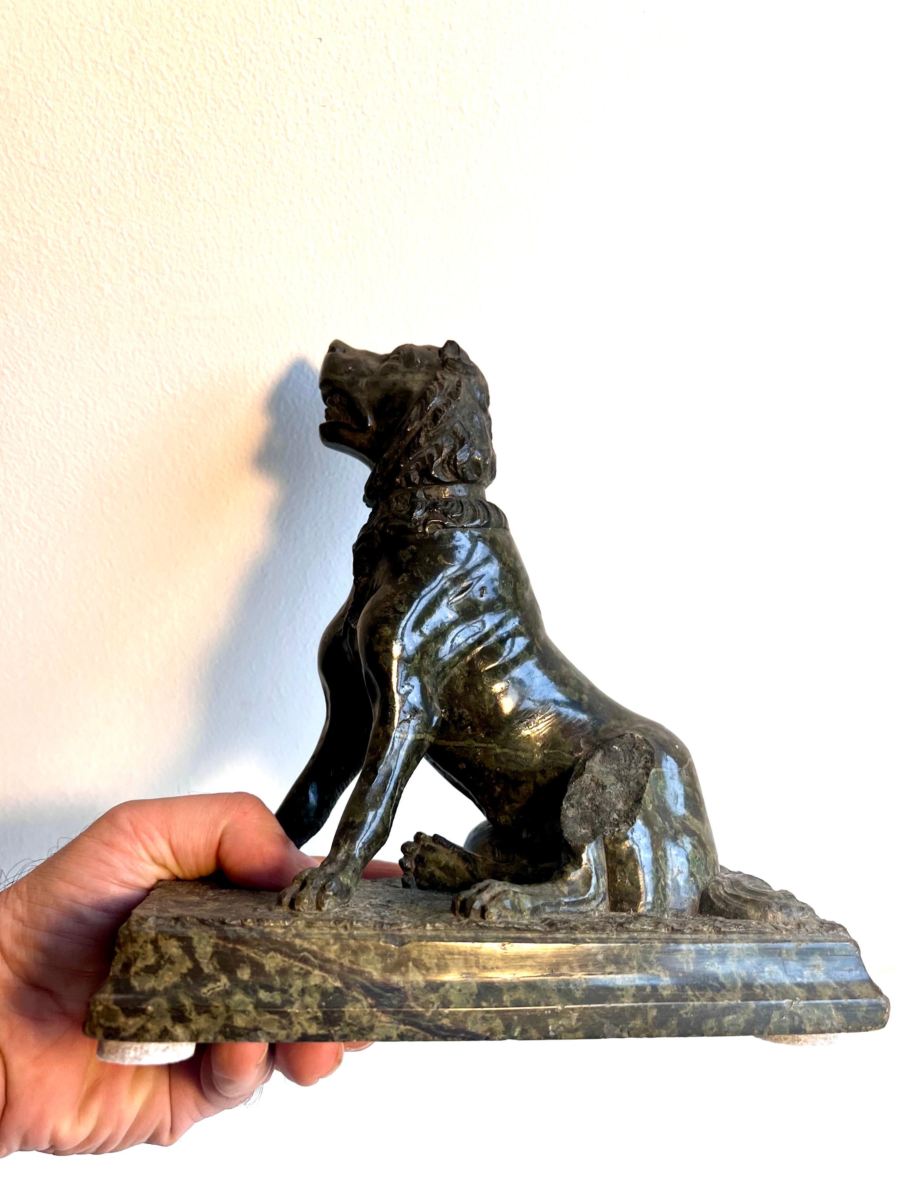 Sculpture ancienne en marbre / granit représentant un chien en vente 1