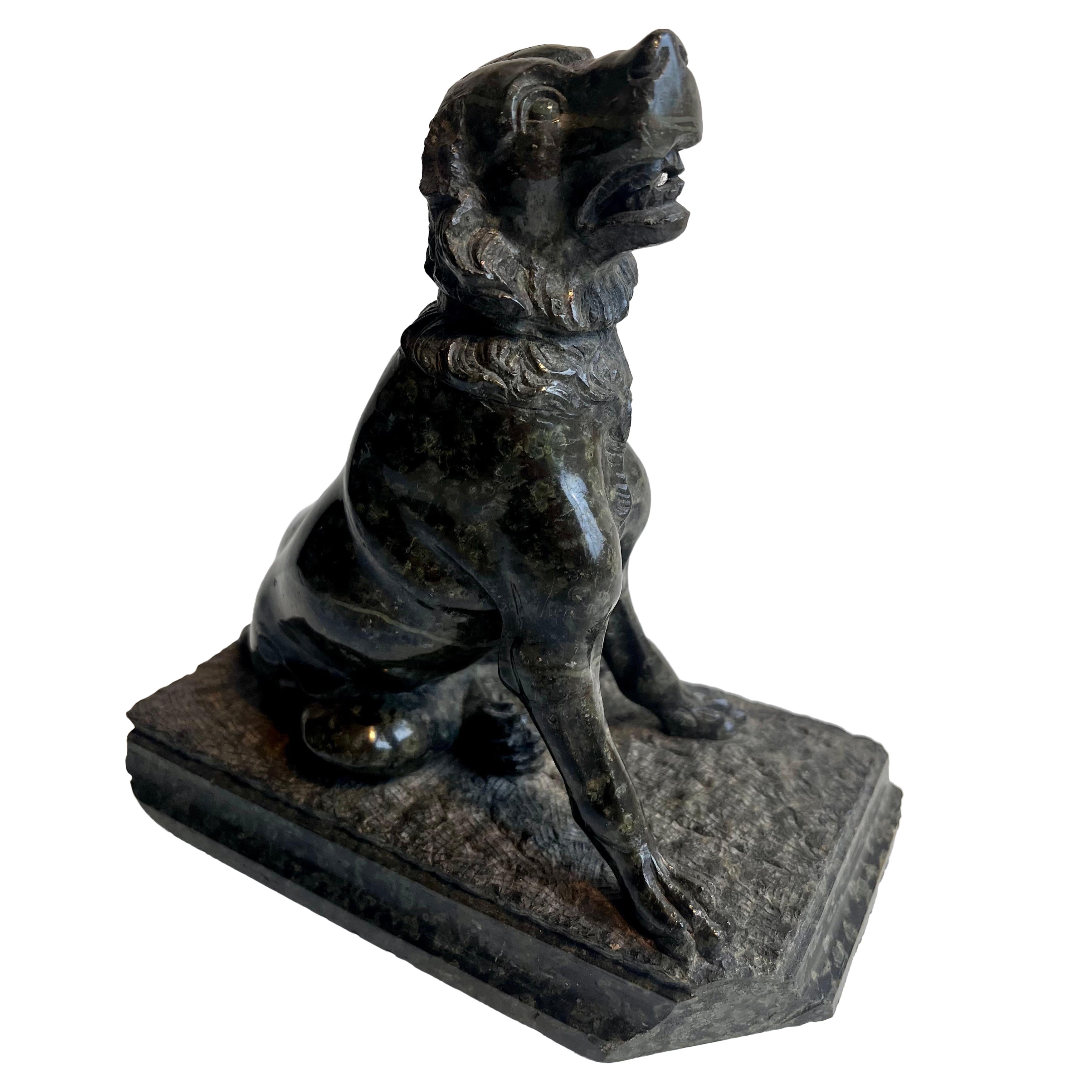 Sculpture ancienne en marbre / granit représentant un chien en vente