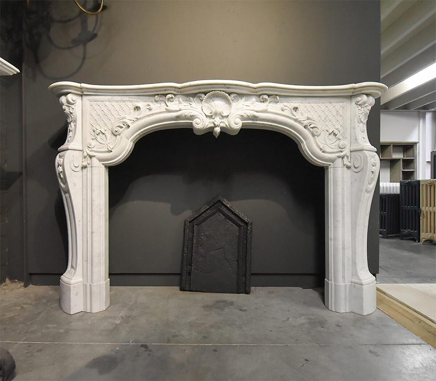 Very beautiful antique marble Louis XV castle fireplace mantle from the 19th Century.
Hand carved fireplace, recuperated from a castle near Paris, France.
To place in front of the chimney. In a unique state.
