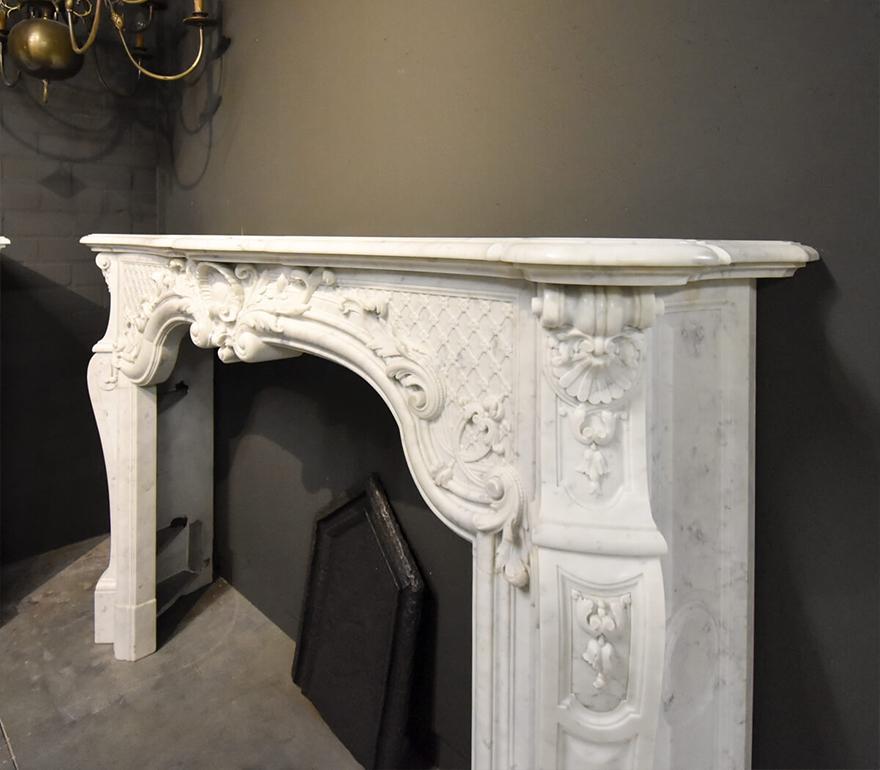 Antique marble Louis XV castle fireplace mantle 19th Century In Good Condition For Sale In Udenhout, NL