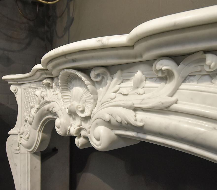 Antiker Kaminsims aus Marmor im Stil Louis XV. des 19. Jahrhunderts (Carrara-Marmor) im Angebot