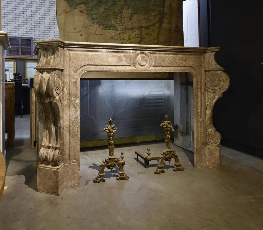 Olandese Antico camino in marmo Luigi XV del XIX secolo in vendita
