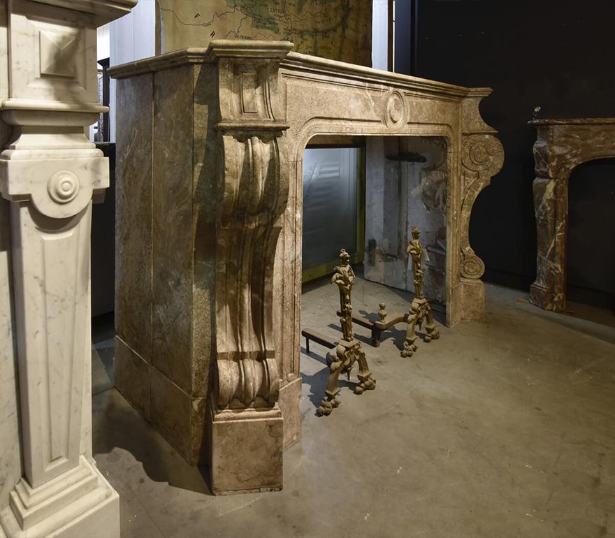 Antico camino in marmo Luigi XV del XIX secolo In condizioni discrete in vendita a Udenhout, NL