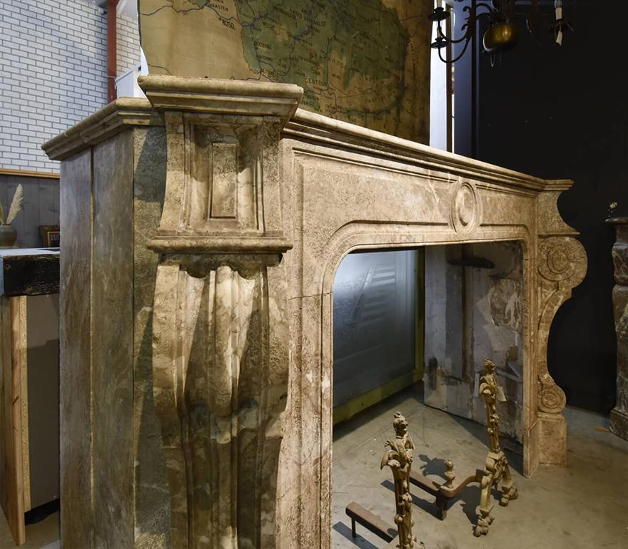 Fine XIX secolo Antico camino in marmo Luigi XV del XIX secolo in vendita