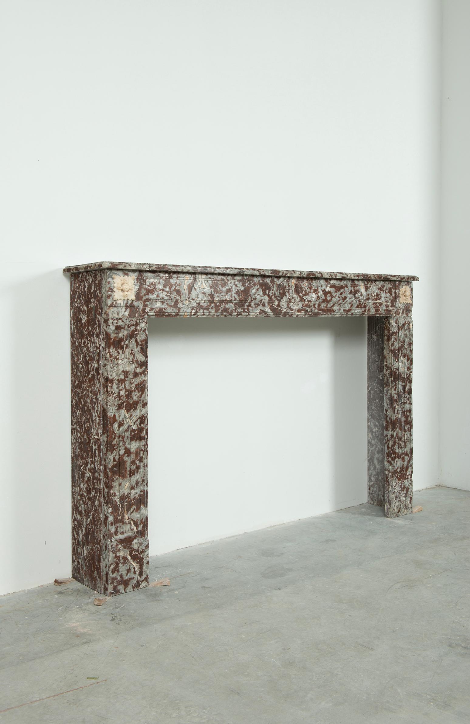 Antique Marble Louis XVI Fireplace Mantel In Good Condition For Sale In Haarlem, Noord-Holland
