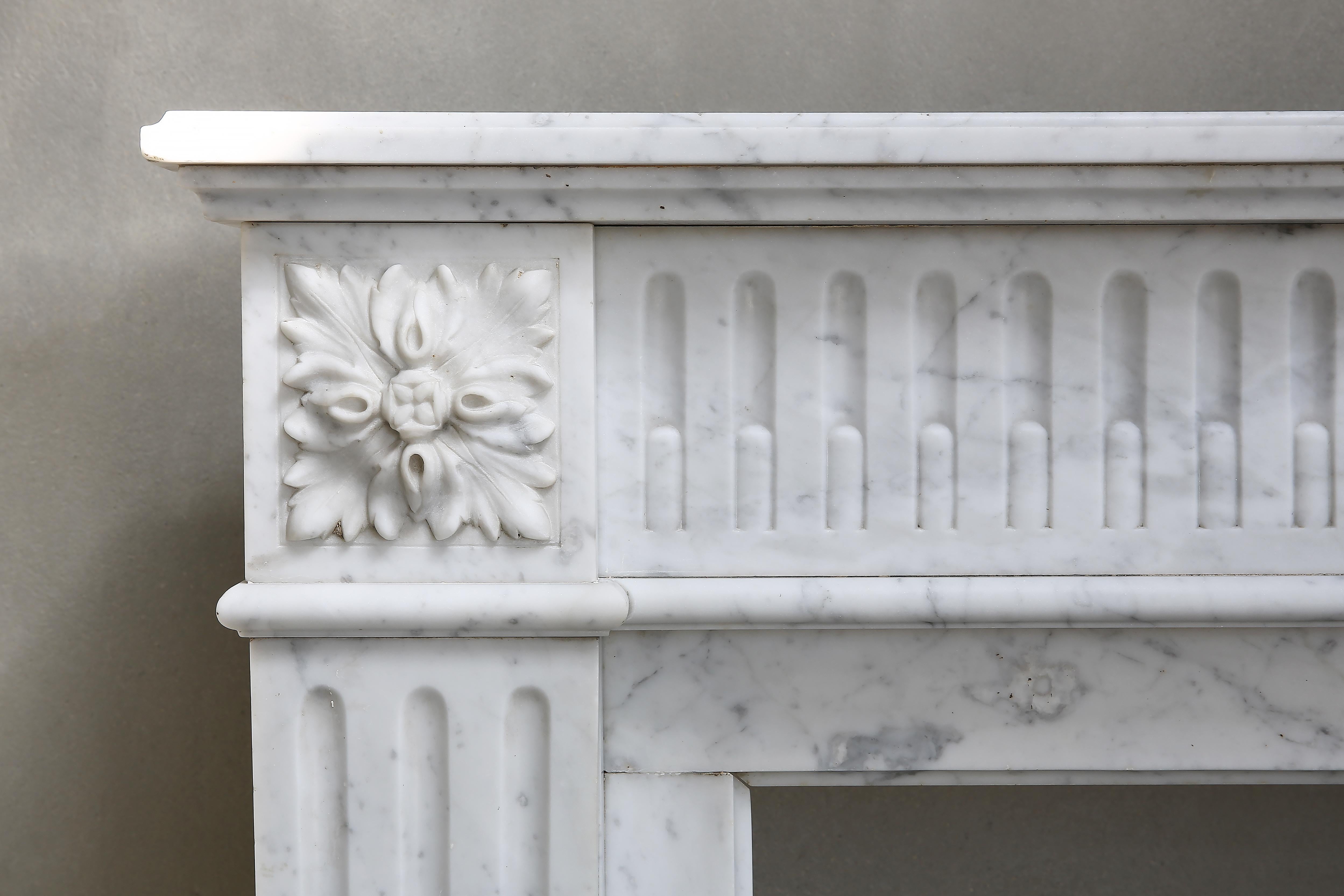 Antique Marble Mantel Piece of Carrara Marble in Style of Louis XVI In Good Condition In Made, NL