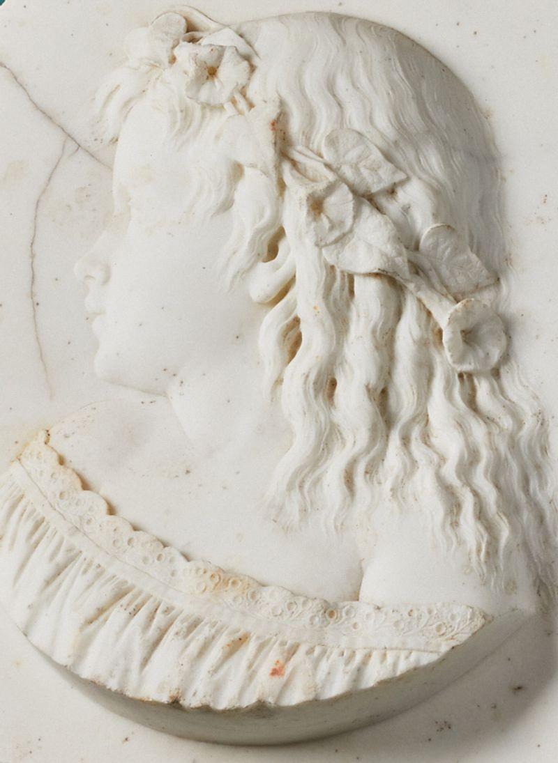 Plaque ancienne en marbre représentant une jeune fille Bon état - En vente à Wormelow, Herefordshire
