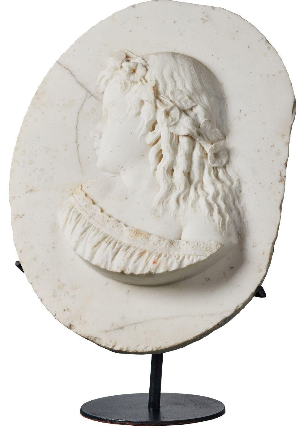 XIXe siècle Plaque ancienne en marbre représentant une jeune fille en vente