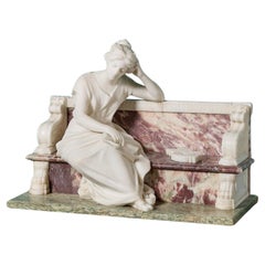 Sculpture ancienne en marbre représentant la "Rêverie : au temps de Sappho".